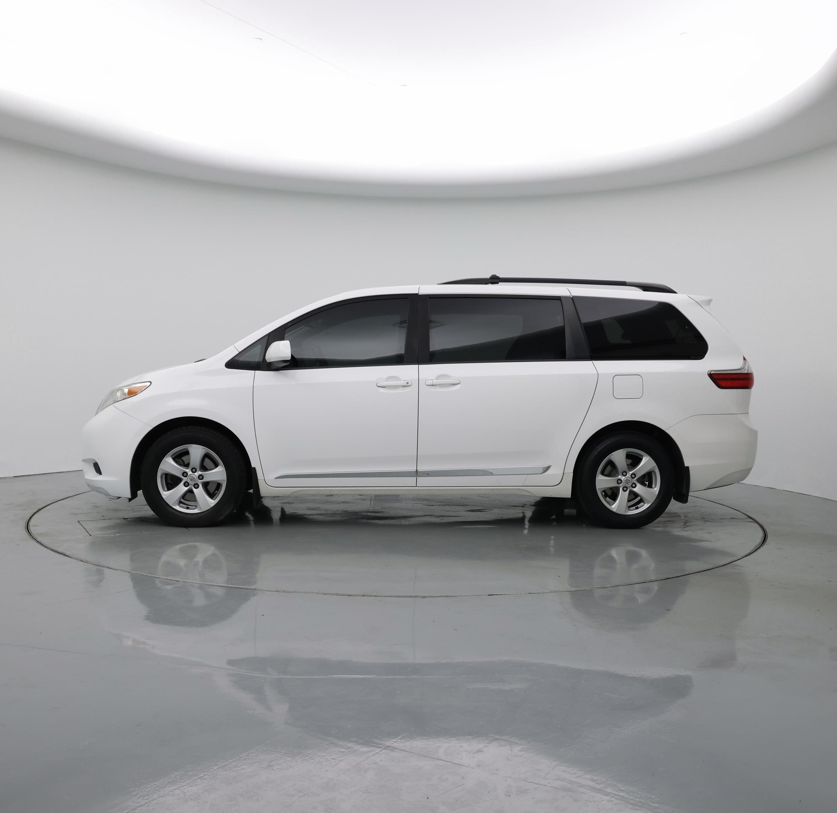 Thumbnail: 2015 Toyota Sienna - 3