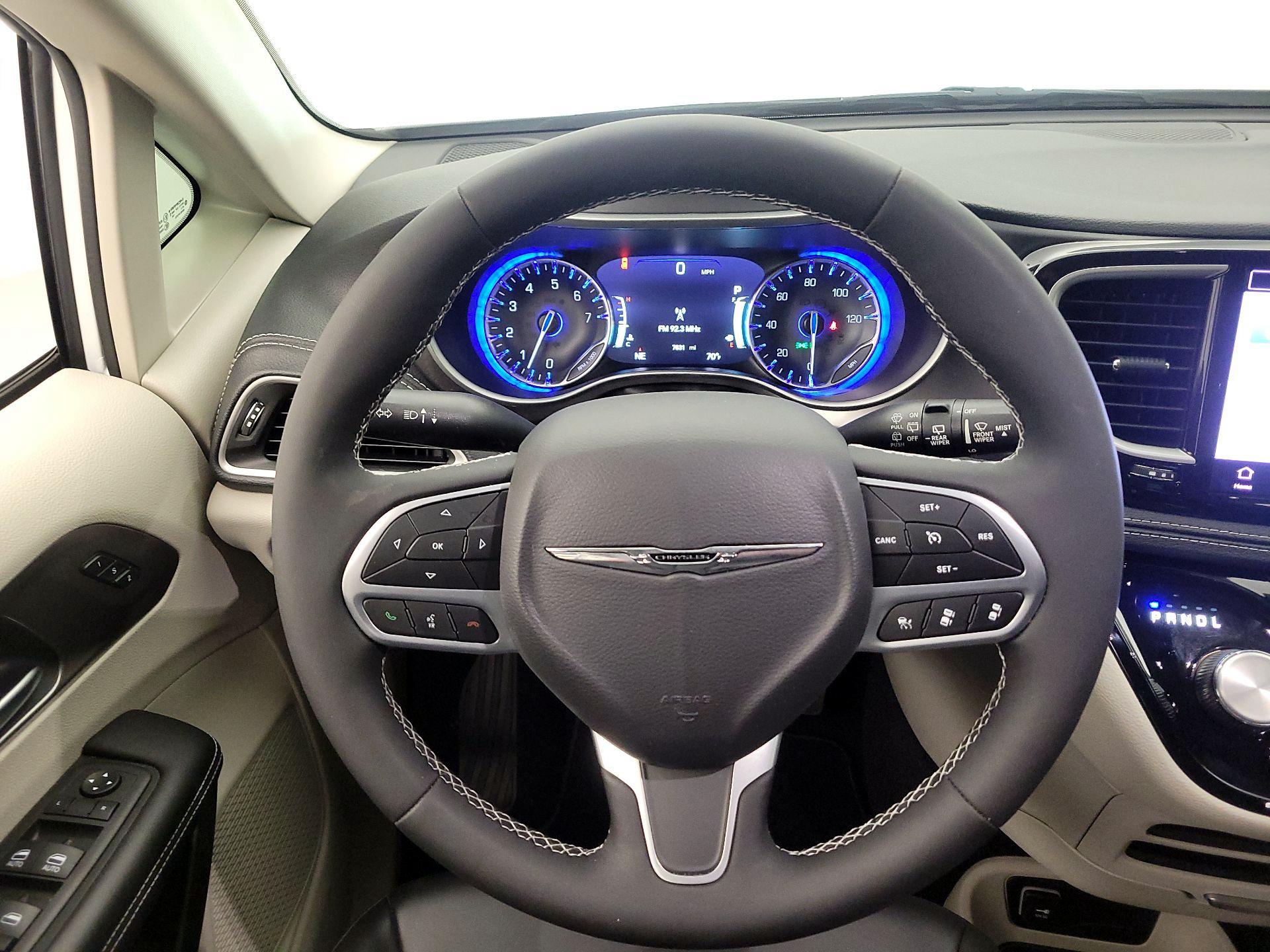 Thumbnail: 2023 Chrysler Pacifica - 10