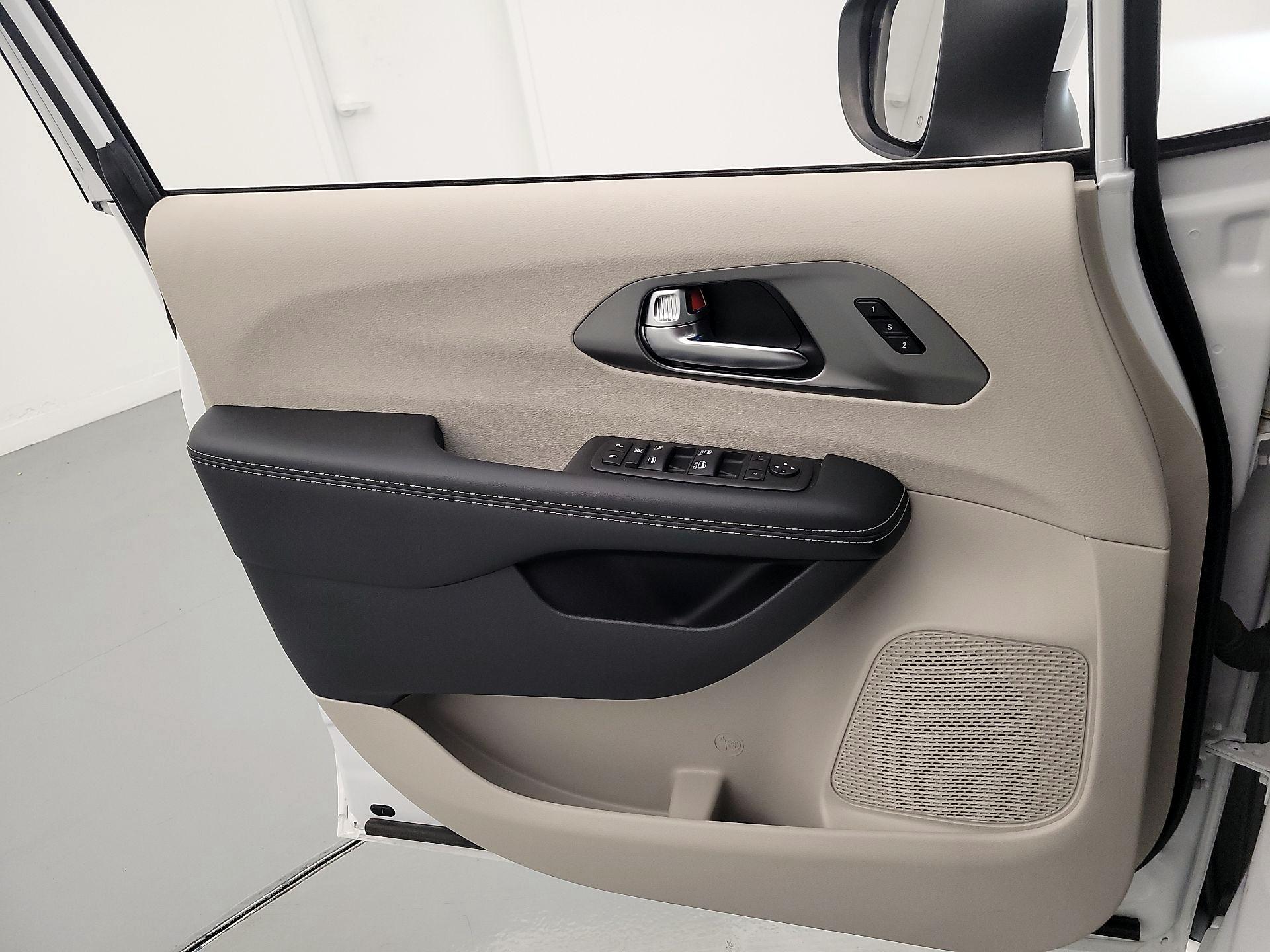 Thumbnail: 2023 Chrysler Pacifica - 12