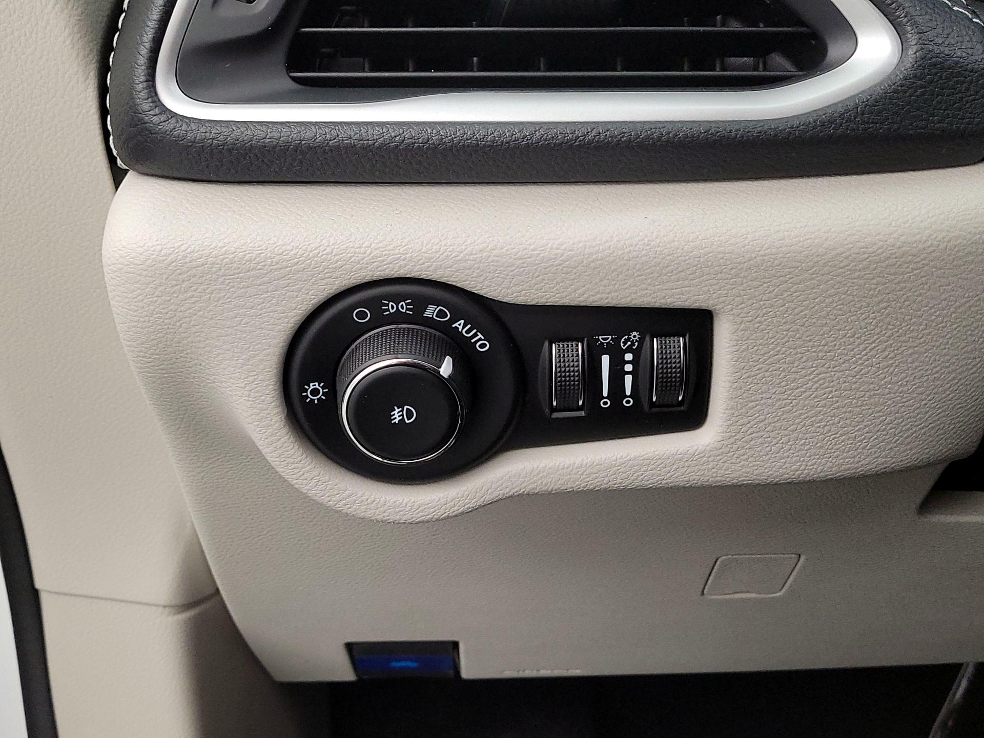 Thumbnail: 2023 Chrysler Pacifica - 13