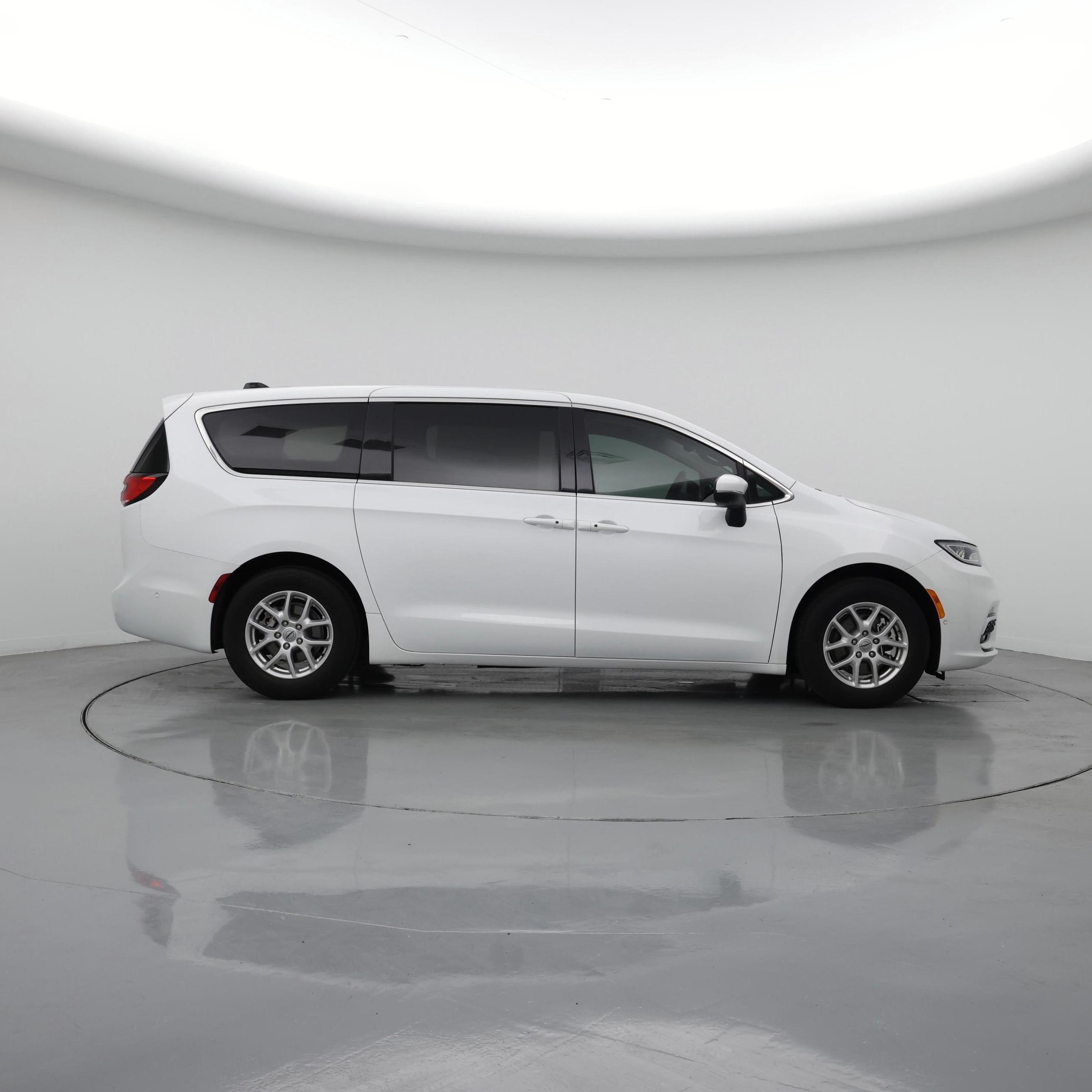 Thumbnail: 2023 Chrysler Pacifica - 7