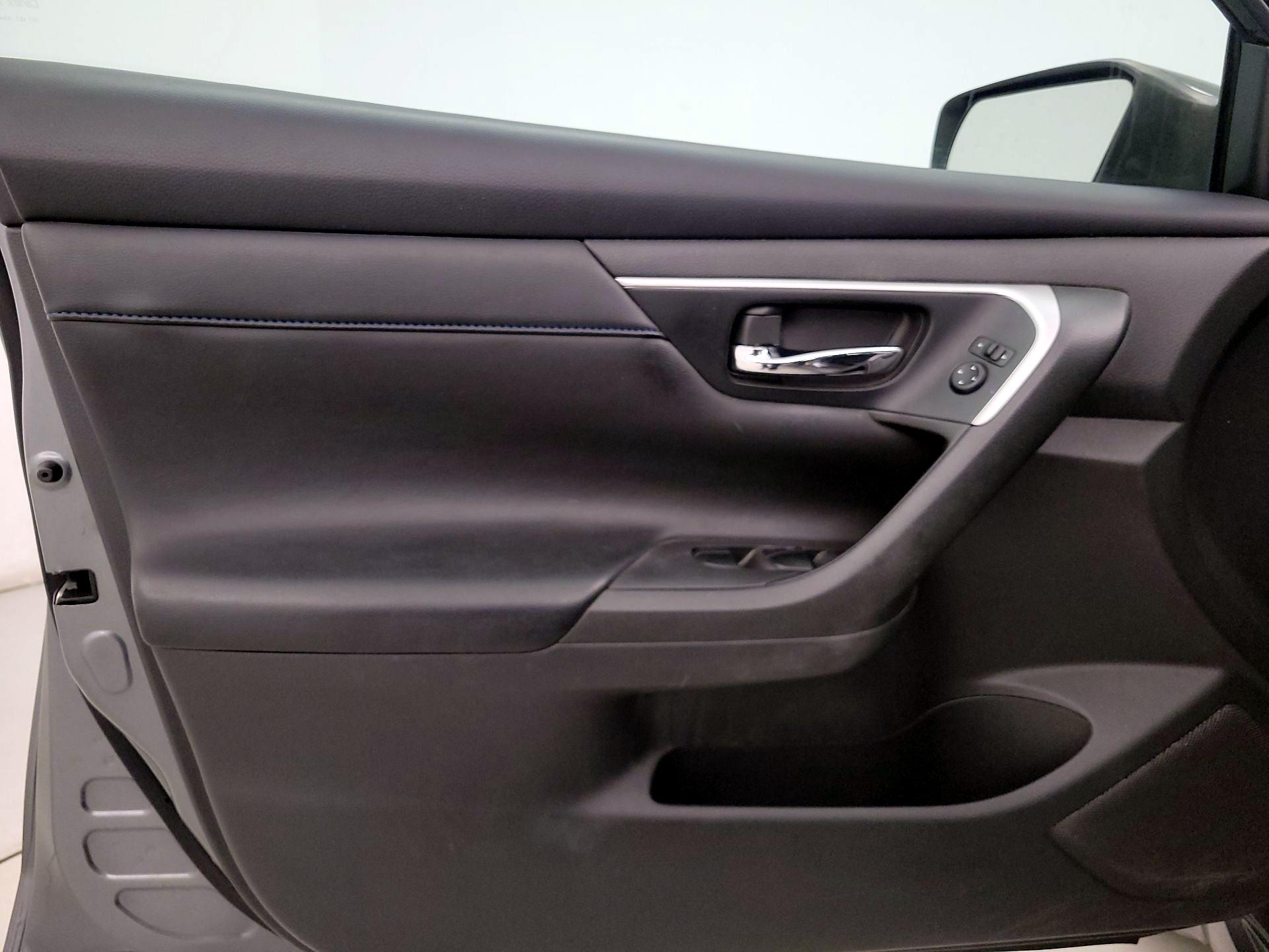 Thumbnail: 2017 Nissan Altima - 12