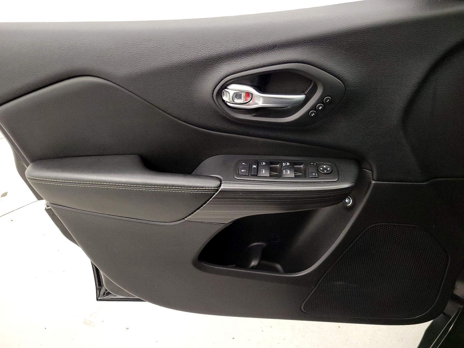 Thumbnail: 2015 Jeep Cherokee - 12