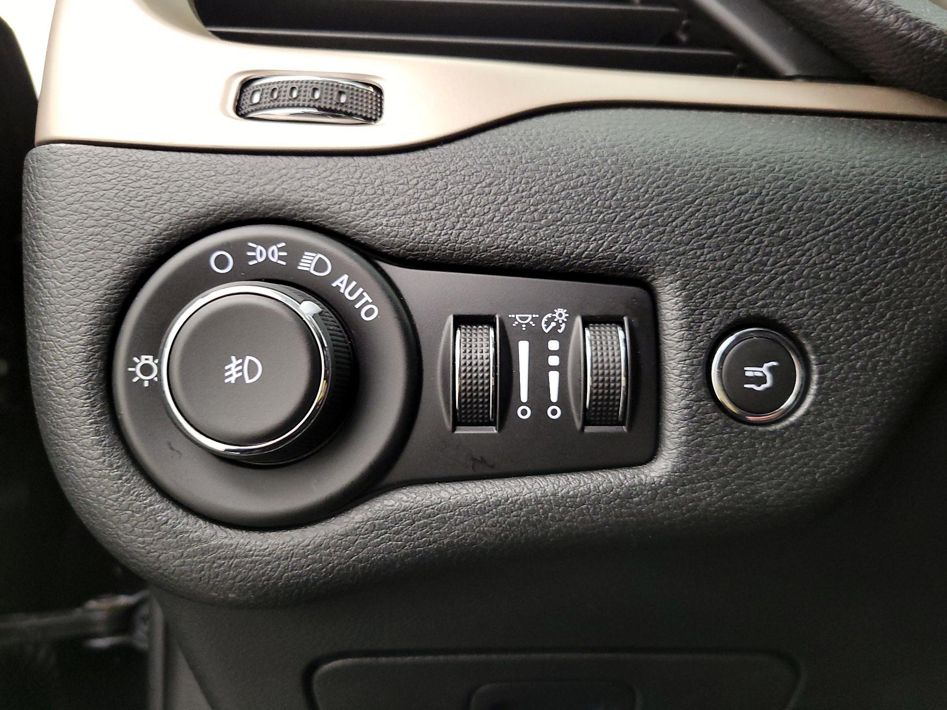 Thumbnail: 2015 Jeep Cherokee - 13