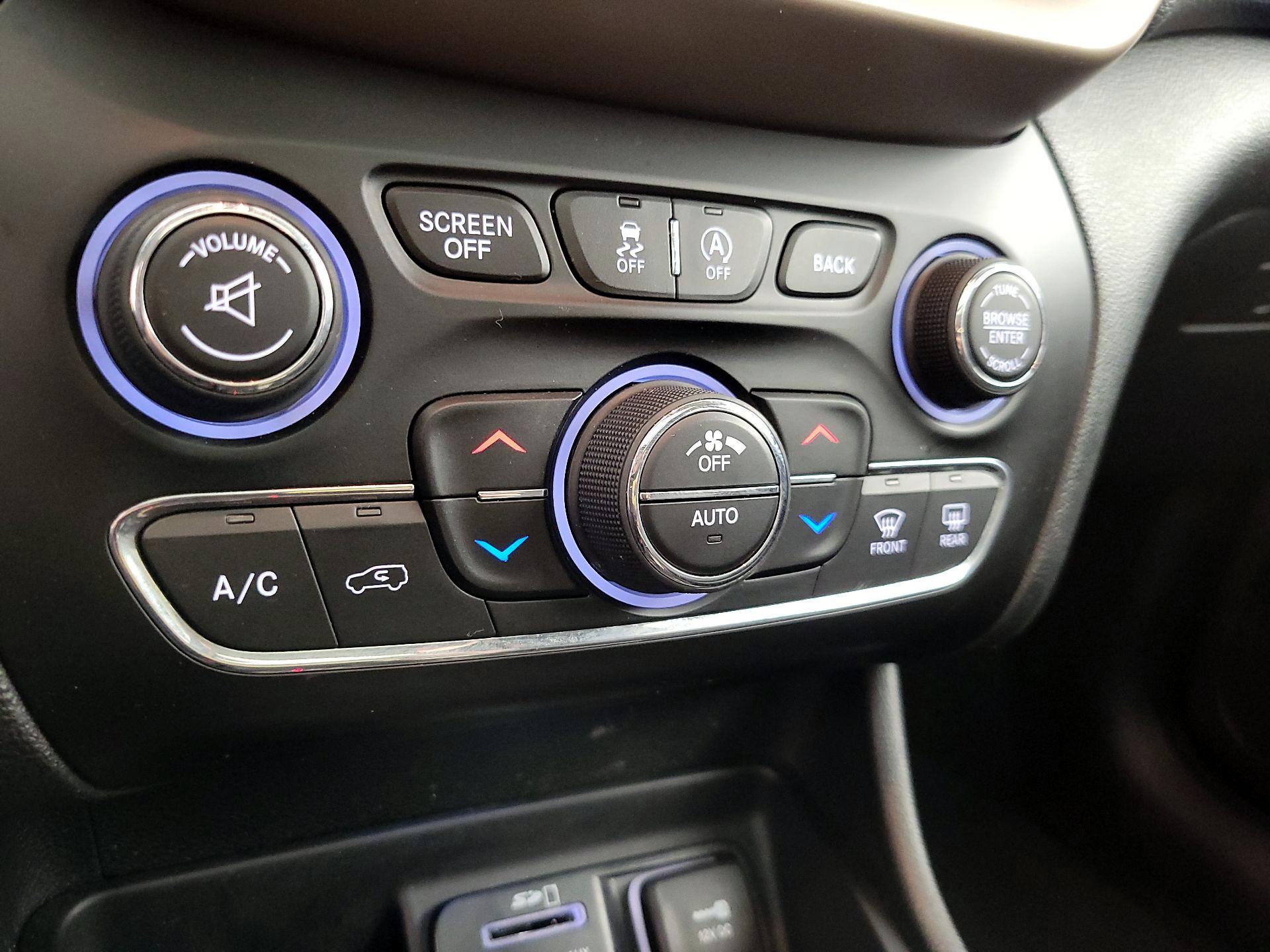 Thumbnail: 2015 Jeep Cherokee - 17