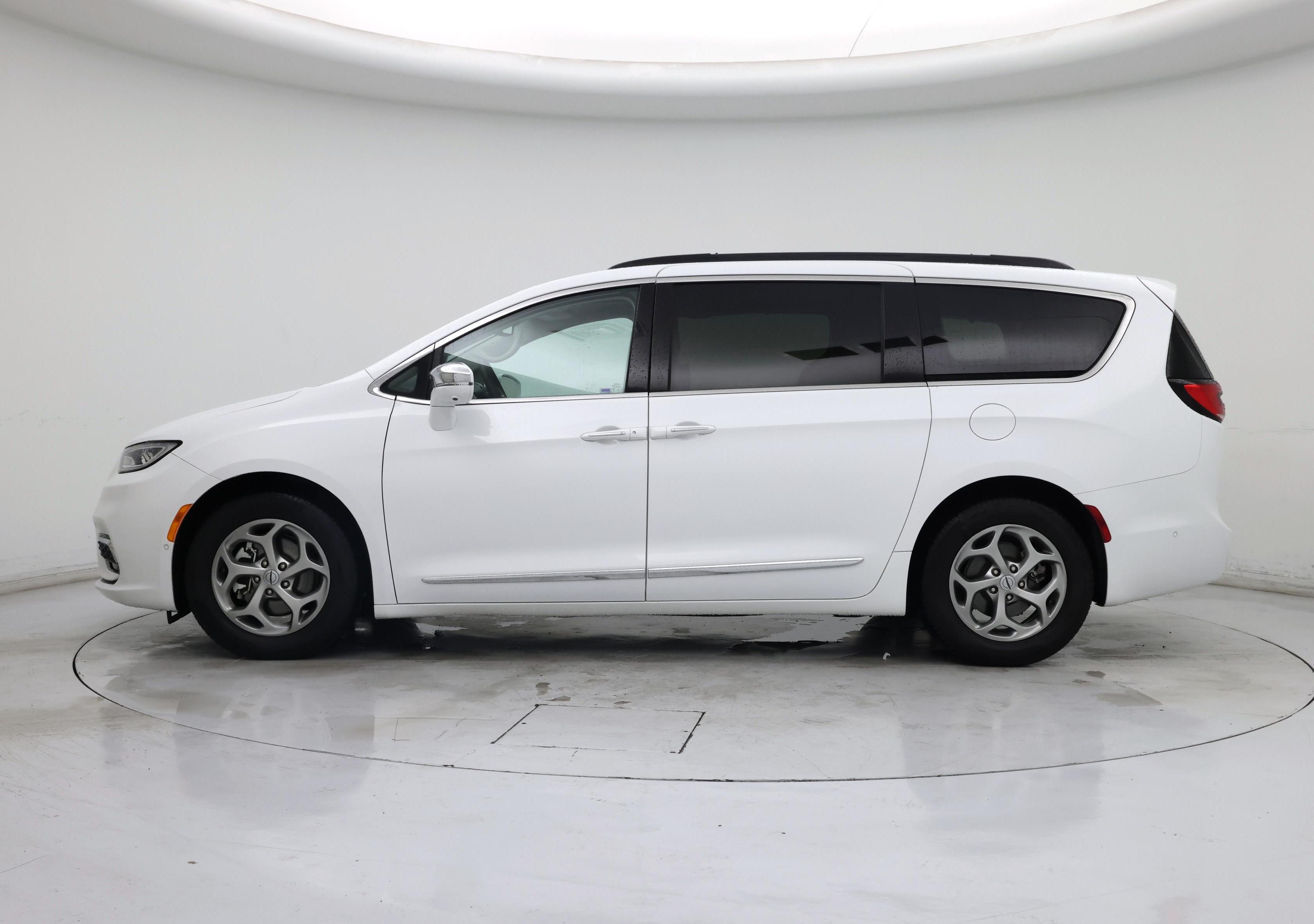 Thumbnail: 2022 Chrysler Pacifica - 3