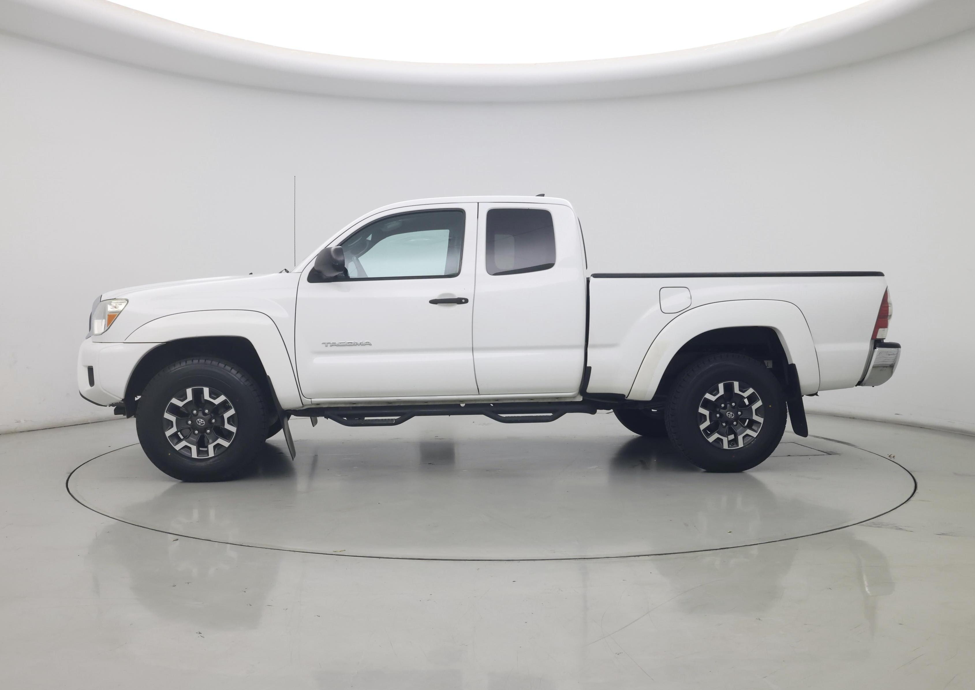 Thumbnail: 2015 Toyota Tacoma - 3