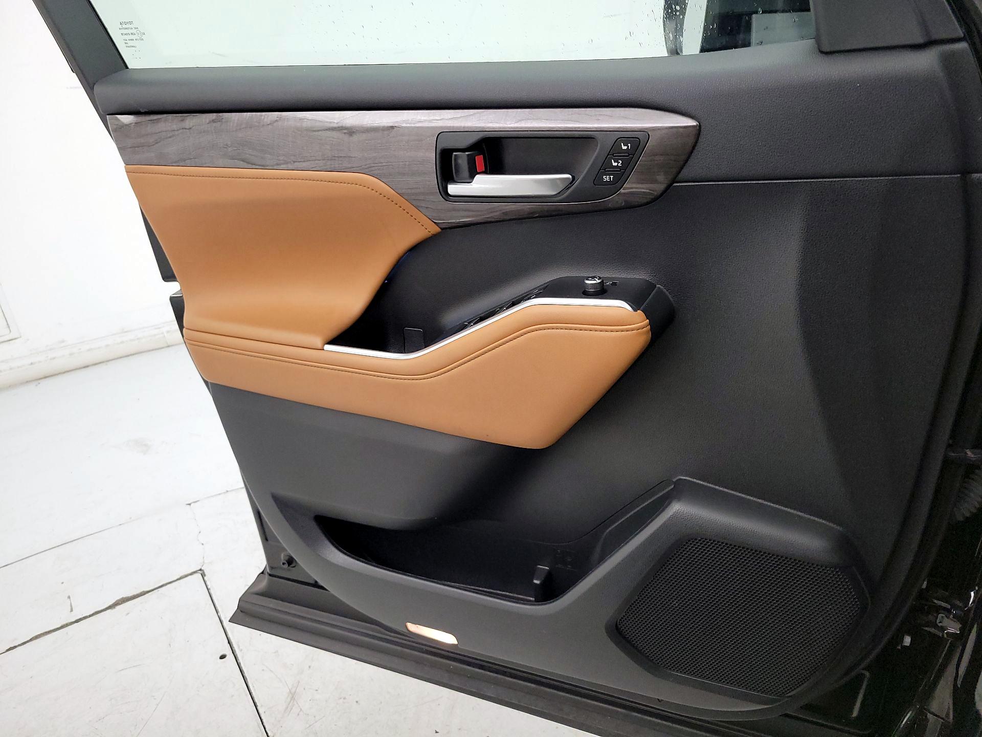 Thumbnail: 2023 Toyota Highlander - 12