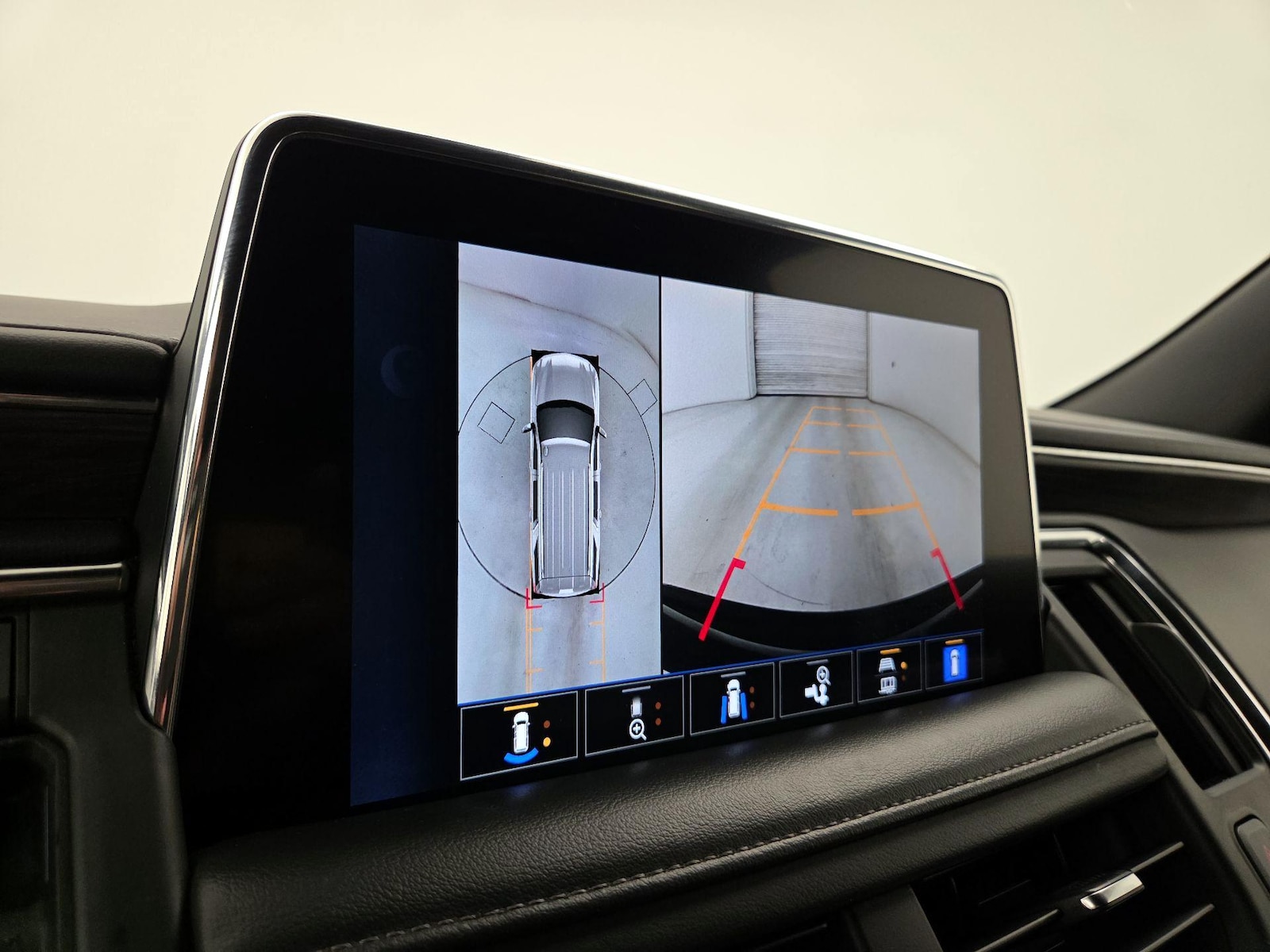 2022 Chevrolet Suburban LT - Photo 16