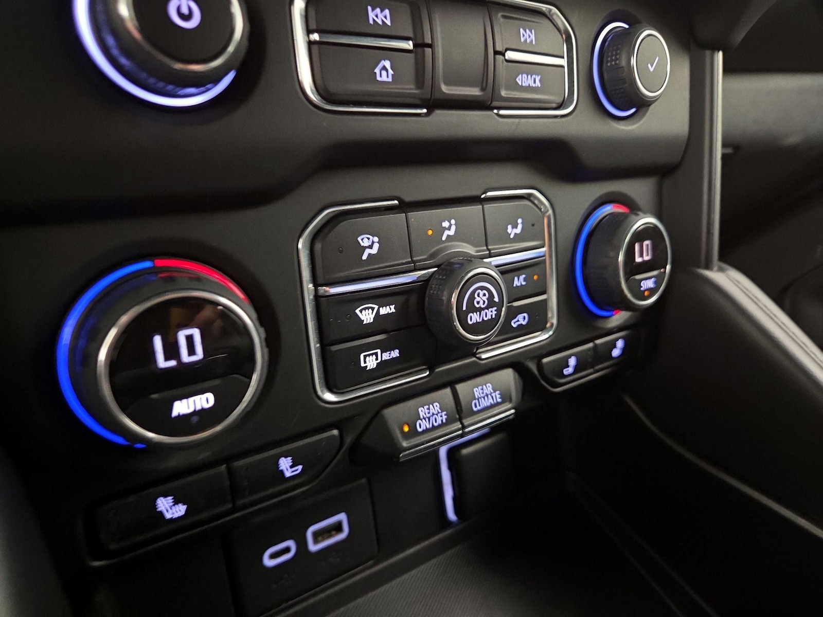 2022 Chevrolet Suburban LT - Photo 18