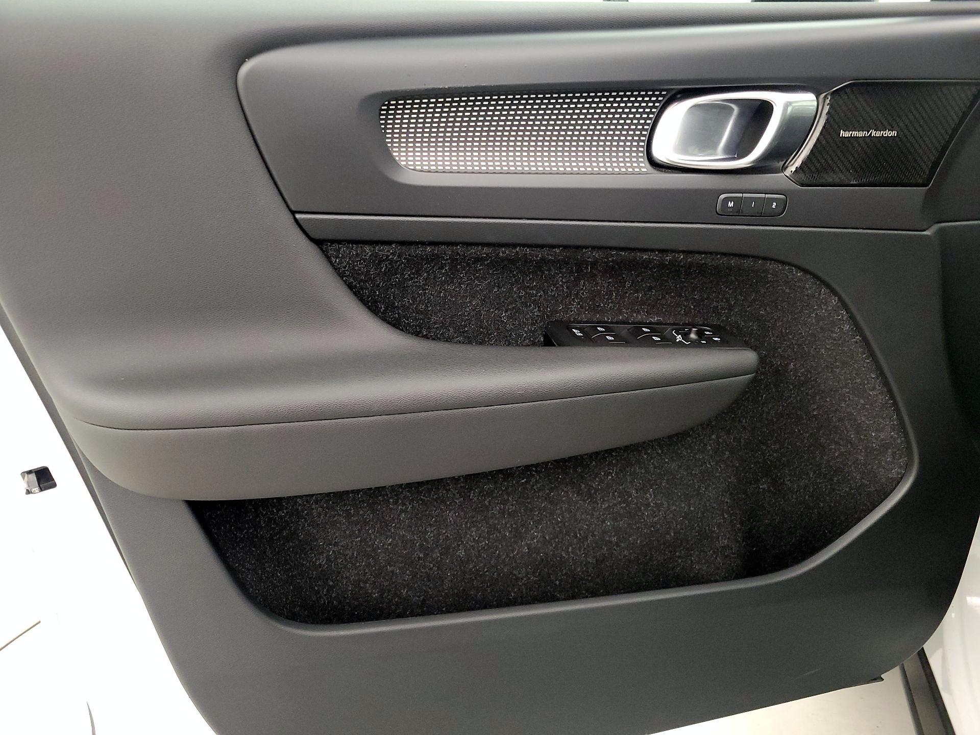 Thumbnail: 2019 Volvo XC40 - 12