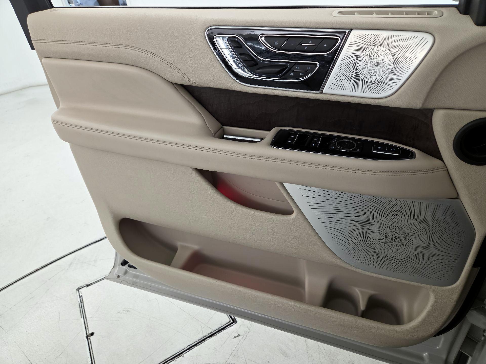 Thumbnail: 2019 Lincoln Navigator L - 12