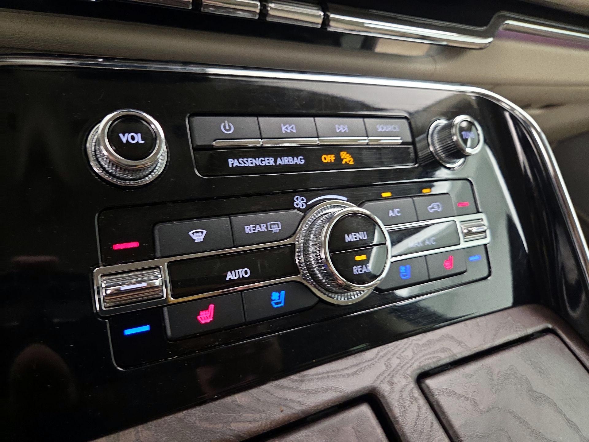 Thumbnail: 2019 Lincoln Navigator L - 16