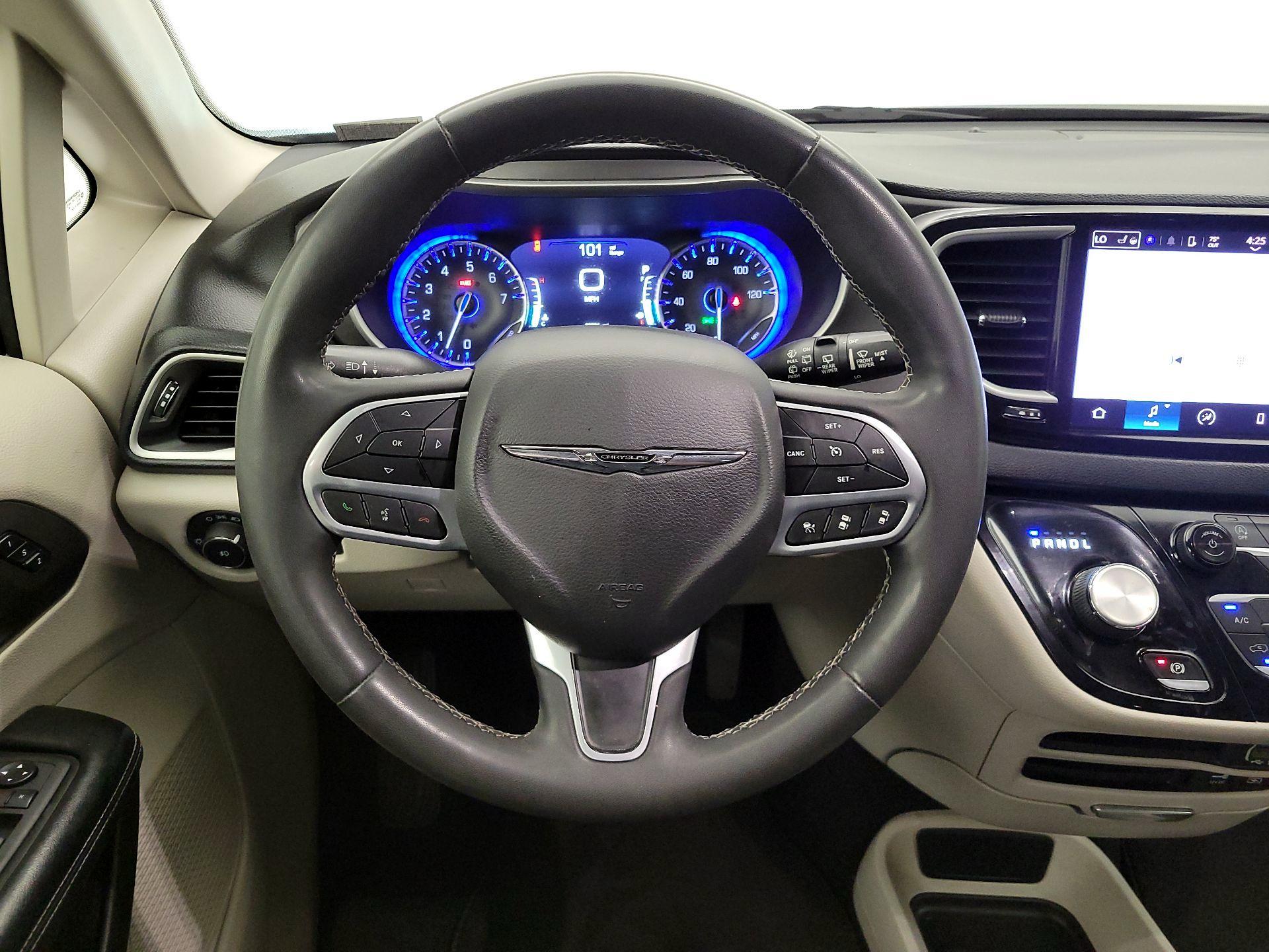 Thumbnail: 2022 Chrysler Pacifica - 10