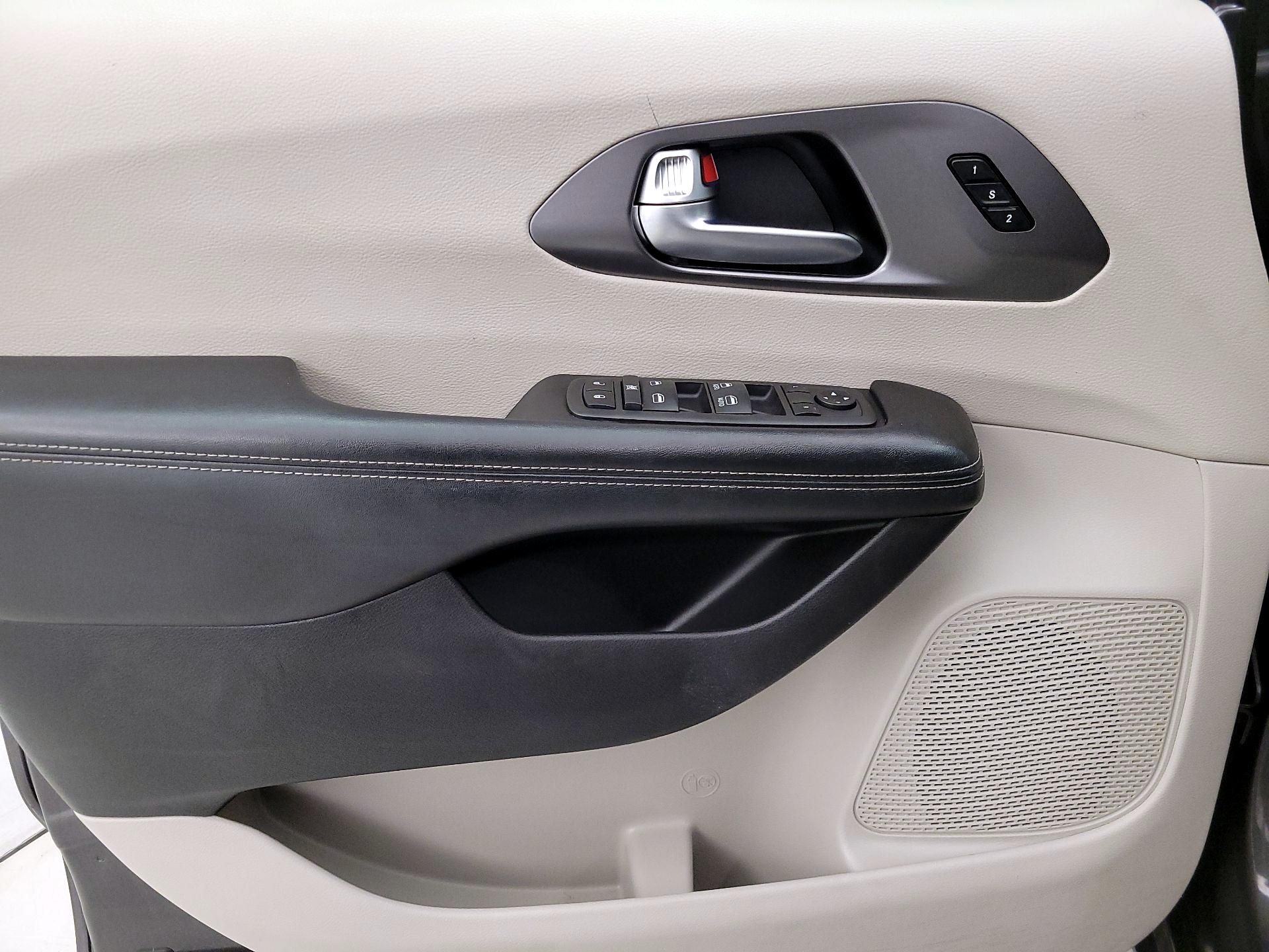 Thumbnail: 2022 Chrysler Pacifica - 12