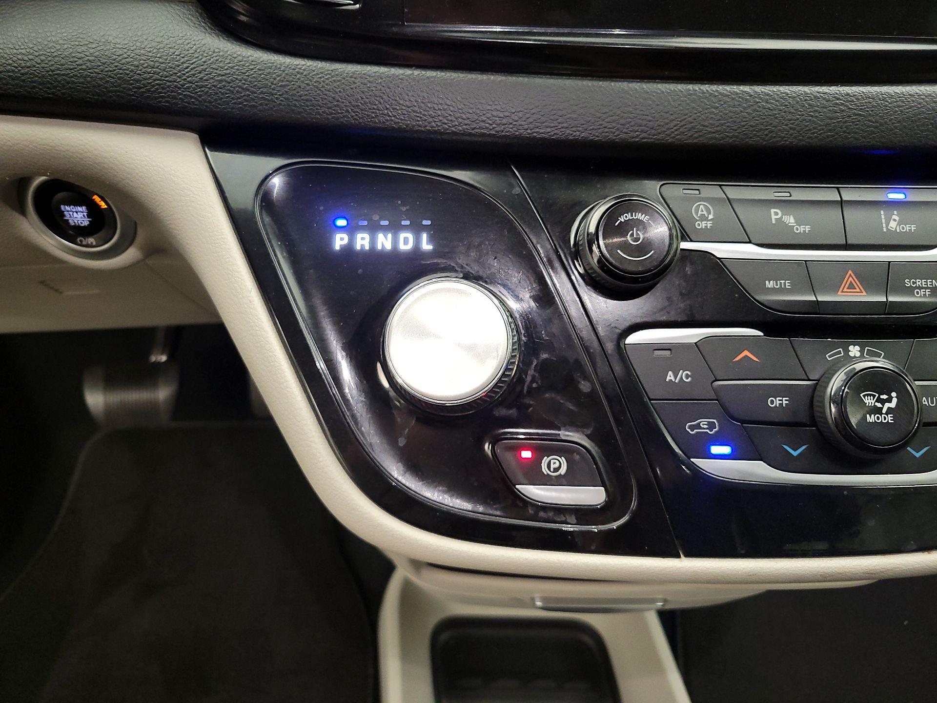 Thumbnail: 2022 Chrysler Pacifica - 17