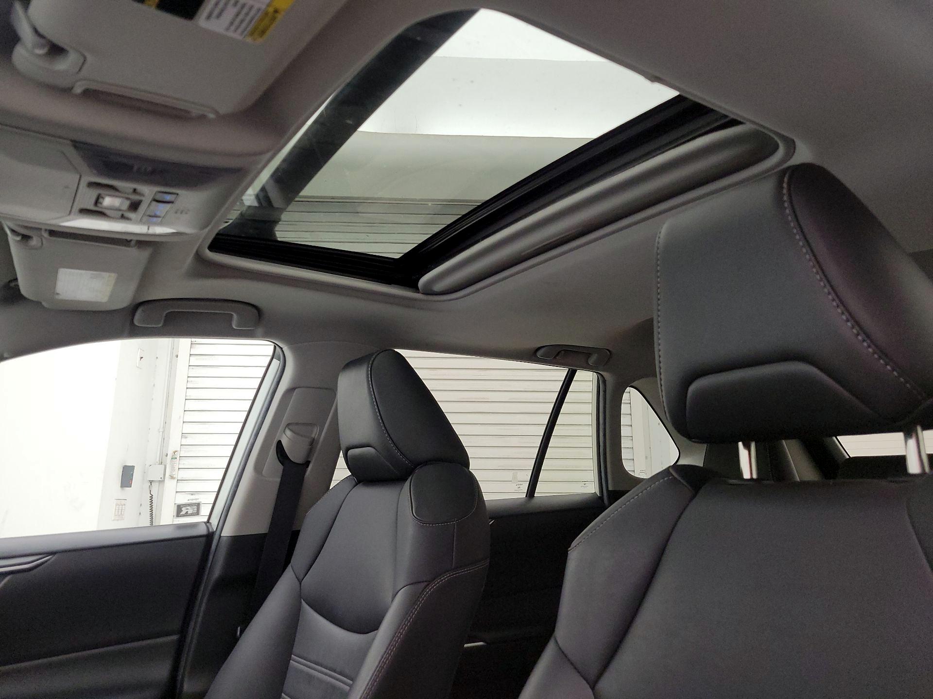 Thumbnail: 2022 Toyota RAV4 - 18