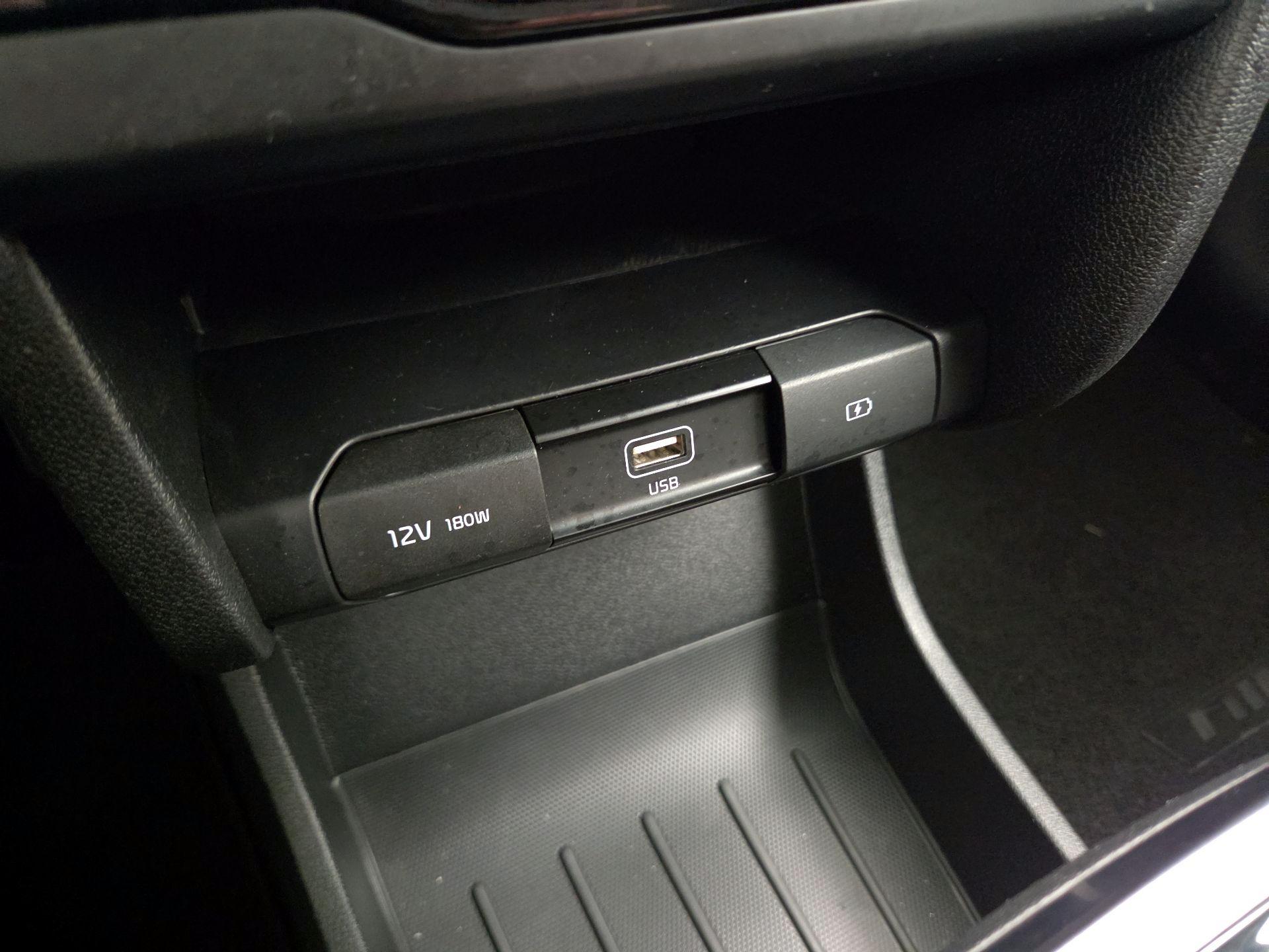 Thumbnail: 2020 Kia Niro - 18