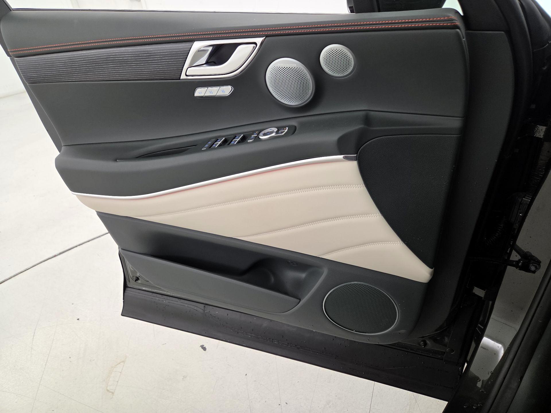 Thumbnail: 2025 Genesis GV80 - 12