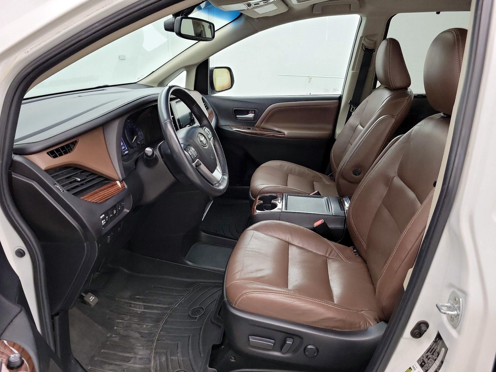 Thumbnail: 2016 Toyota Sienna - 11