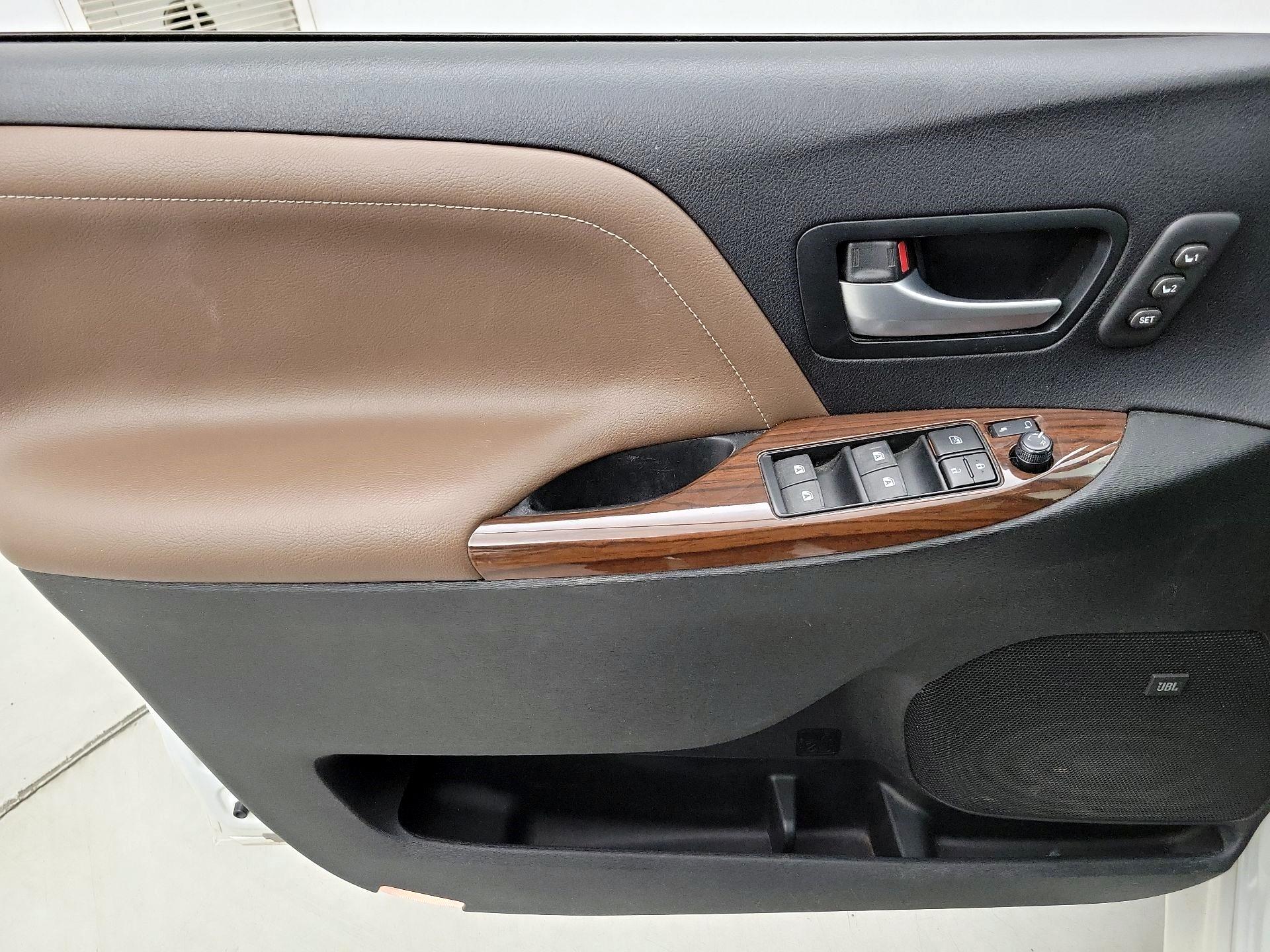 Thumbnail: 2016 Toyota Sienna - 12