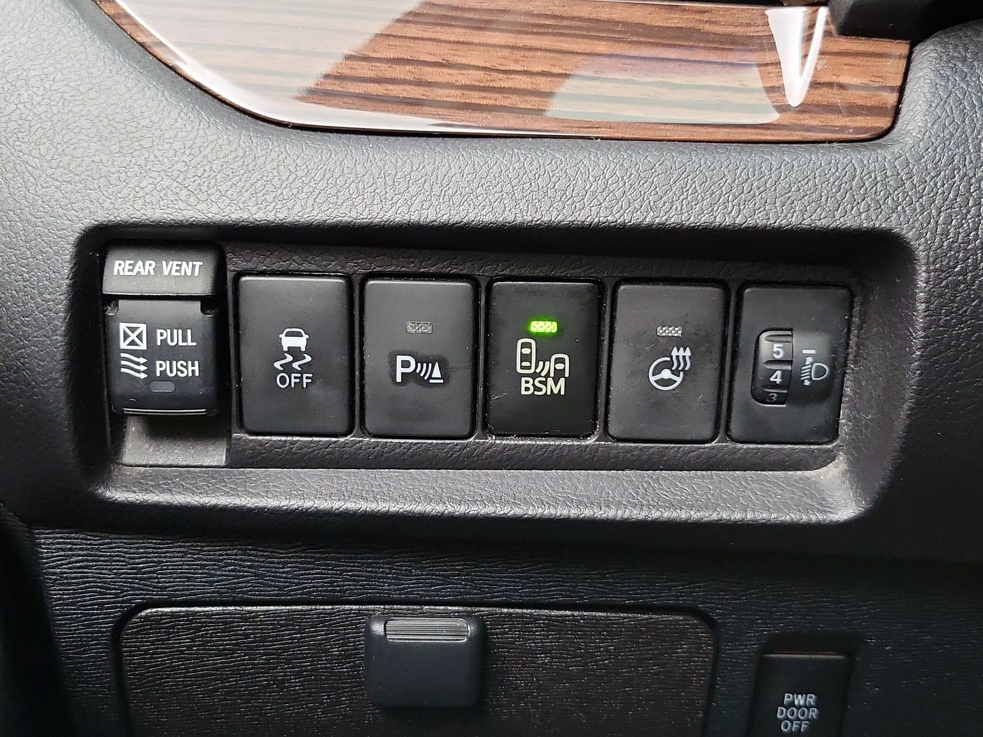 Thumbnail: 2016 Toyota Sienna - 13