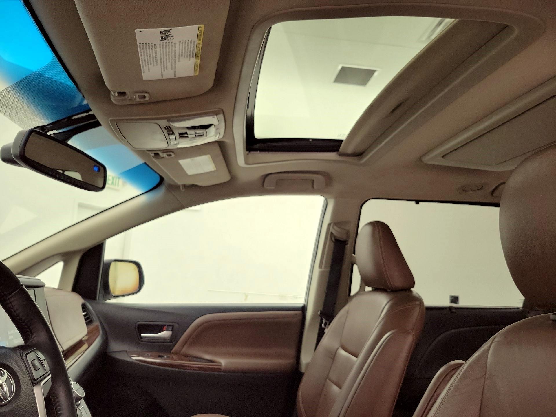 Thumbnail: 2016 Toyota Sienna - 19