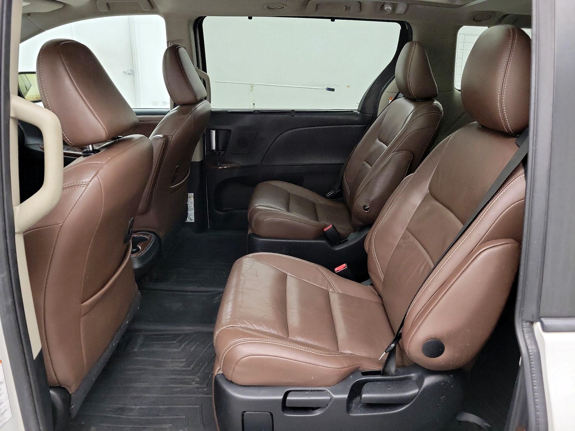 Thumbnail: 2016 Toyota Sienna - 20