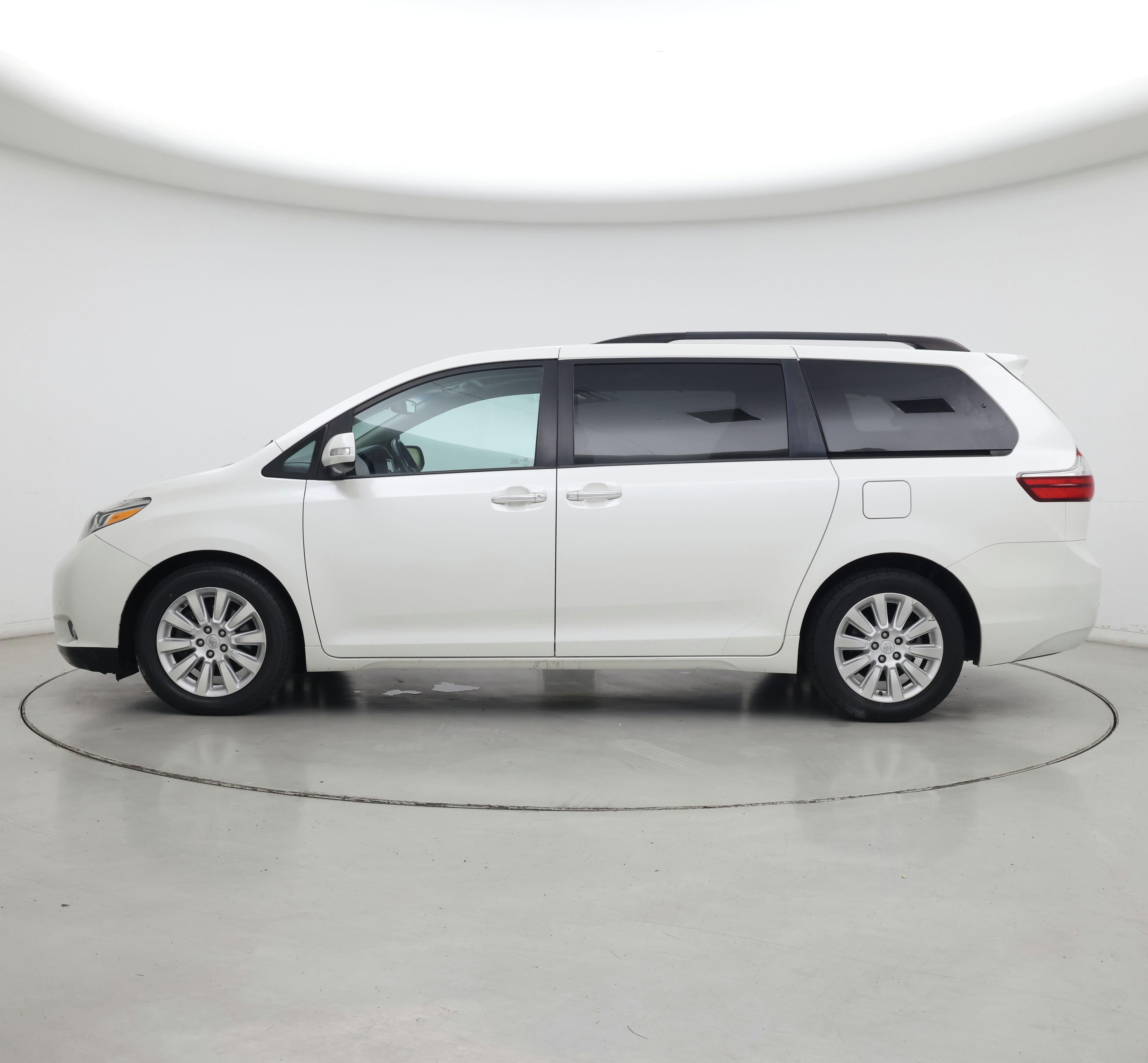 Thumbnail: 2016 Toyota Sienna - 3