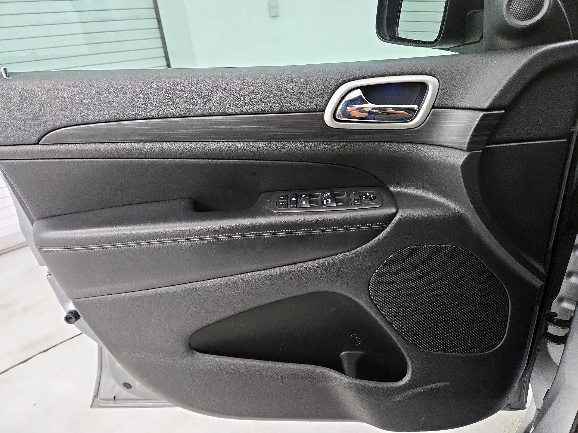 Thumbnail: 2020 Jeep Grand Cherokee - 12