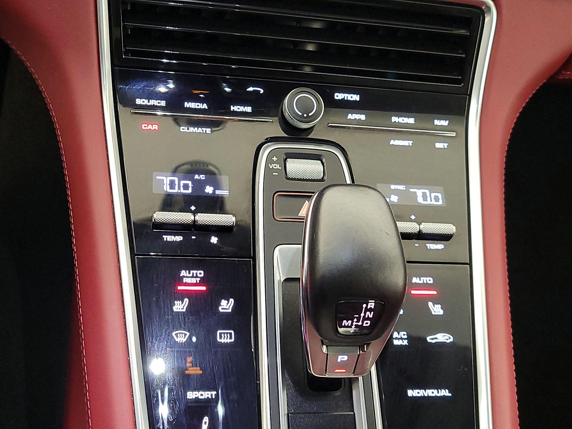 Thumbnail: 2018 Porsche Panamera - 17