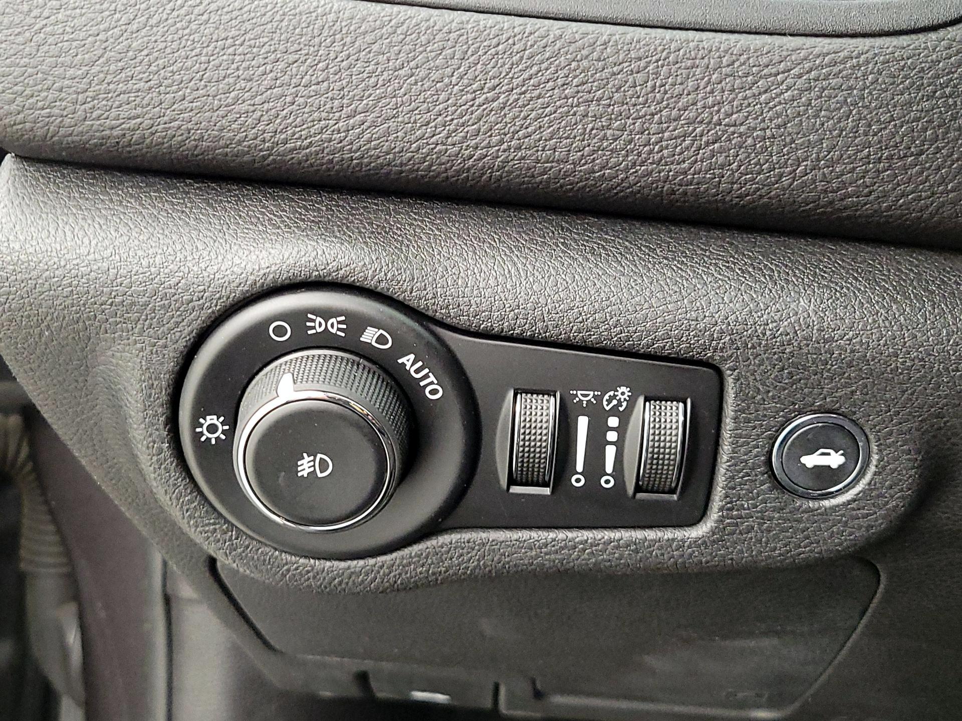 Thumbnail: 2016 Chrysler 200 - 13