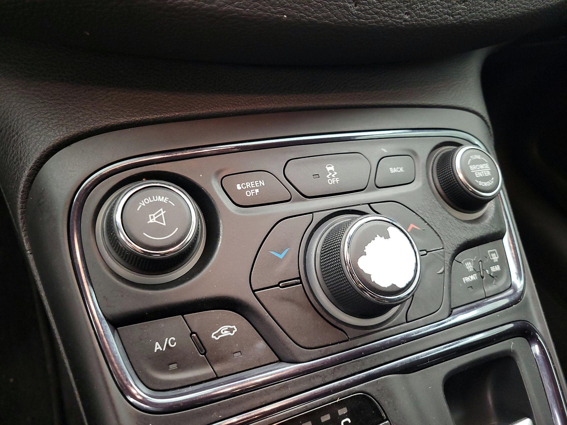 Thumbnail: 2016 Chrysler 200 - 16