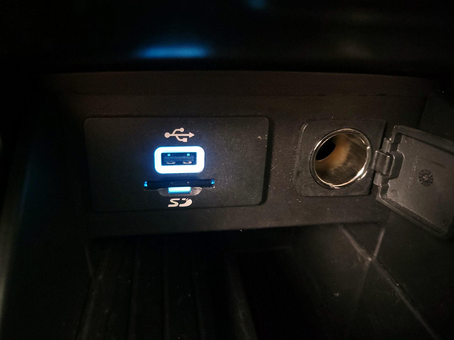 Thumbnail: 2016 Ford Explorer - 18