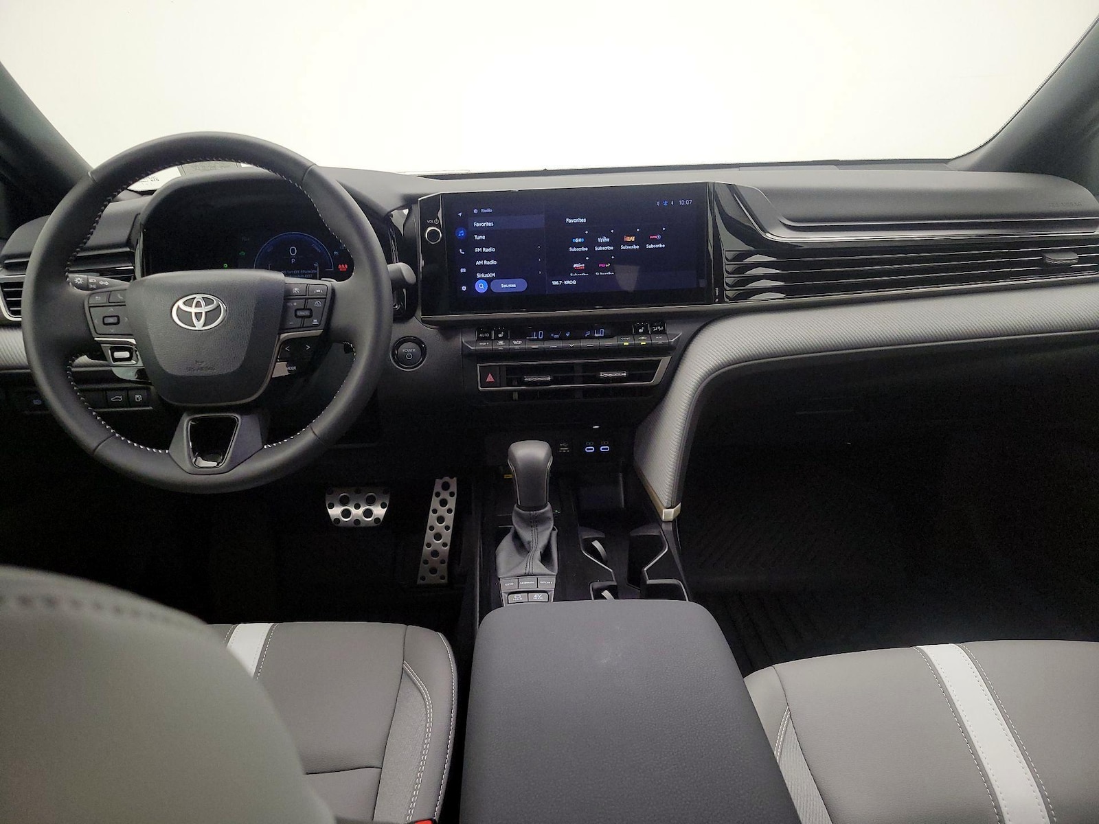 2025 Toyota Camry SE - Photo 10