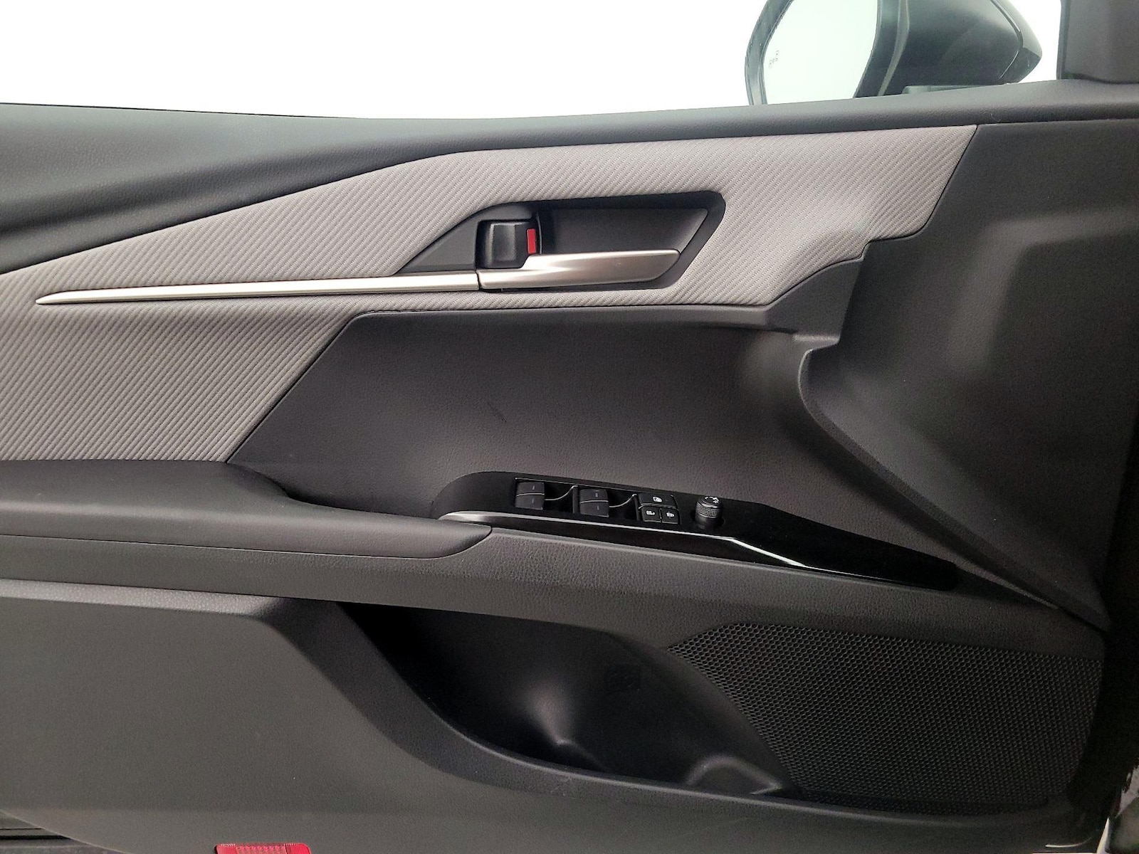 2025 Toyota Camry SE - Photo 13