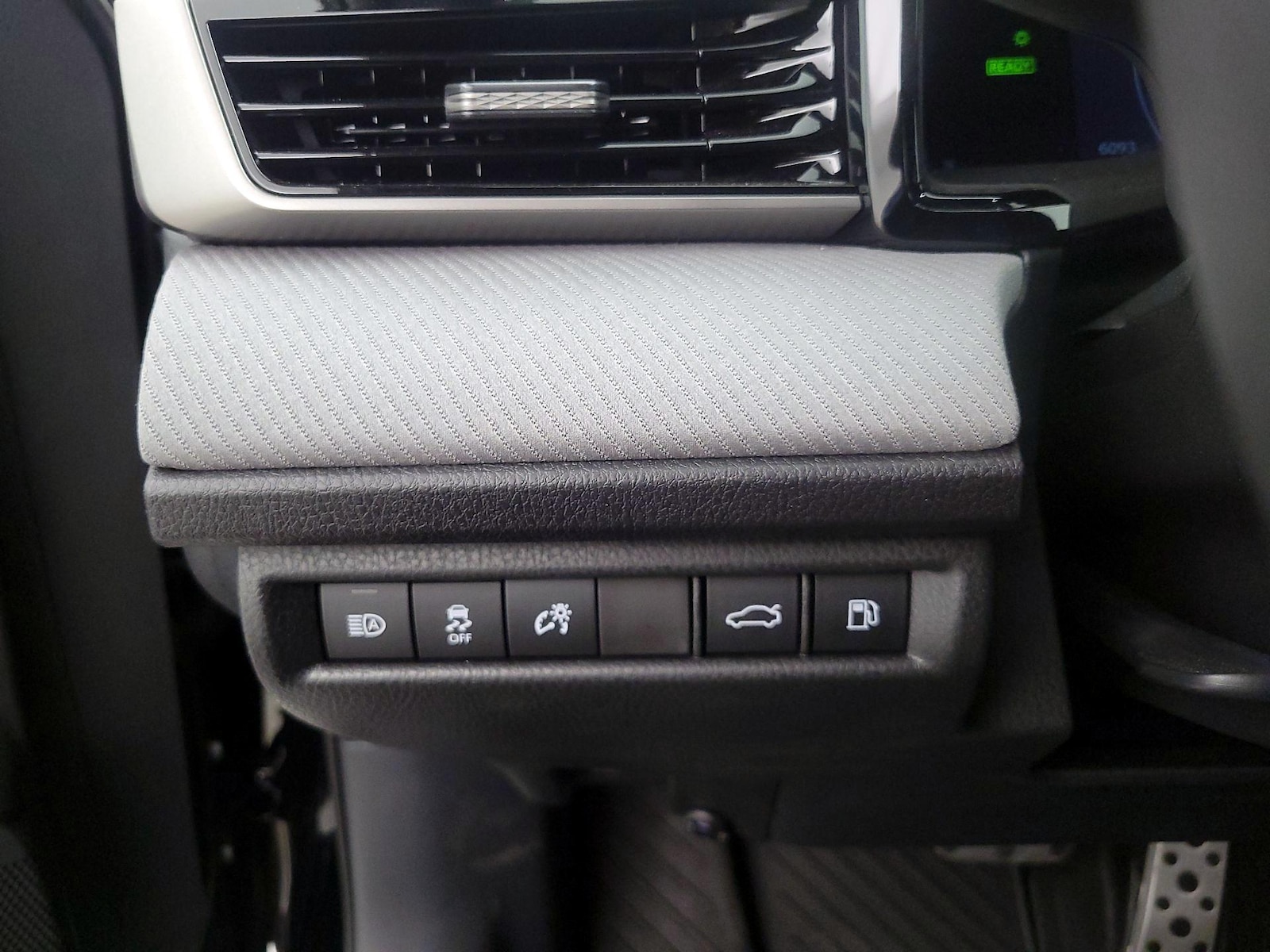 2025 Toyota Camry SE - Photo 14