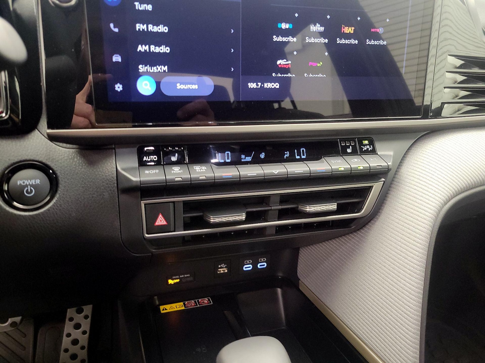 2025 Toyota Camry SE - Photo 17
