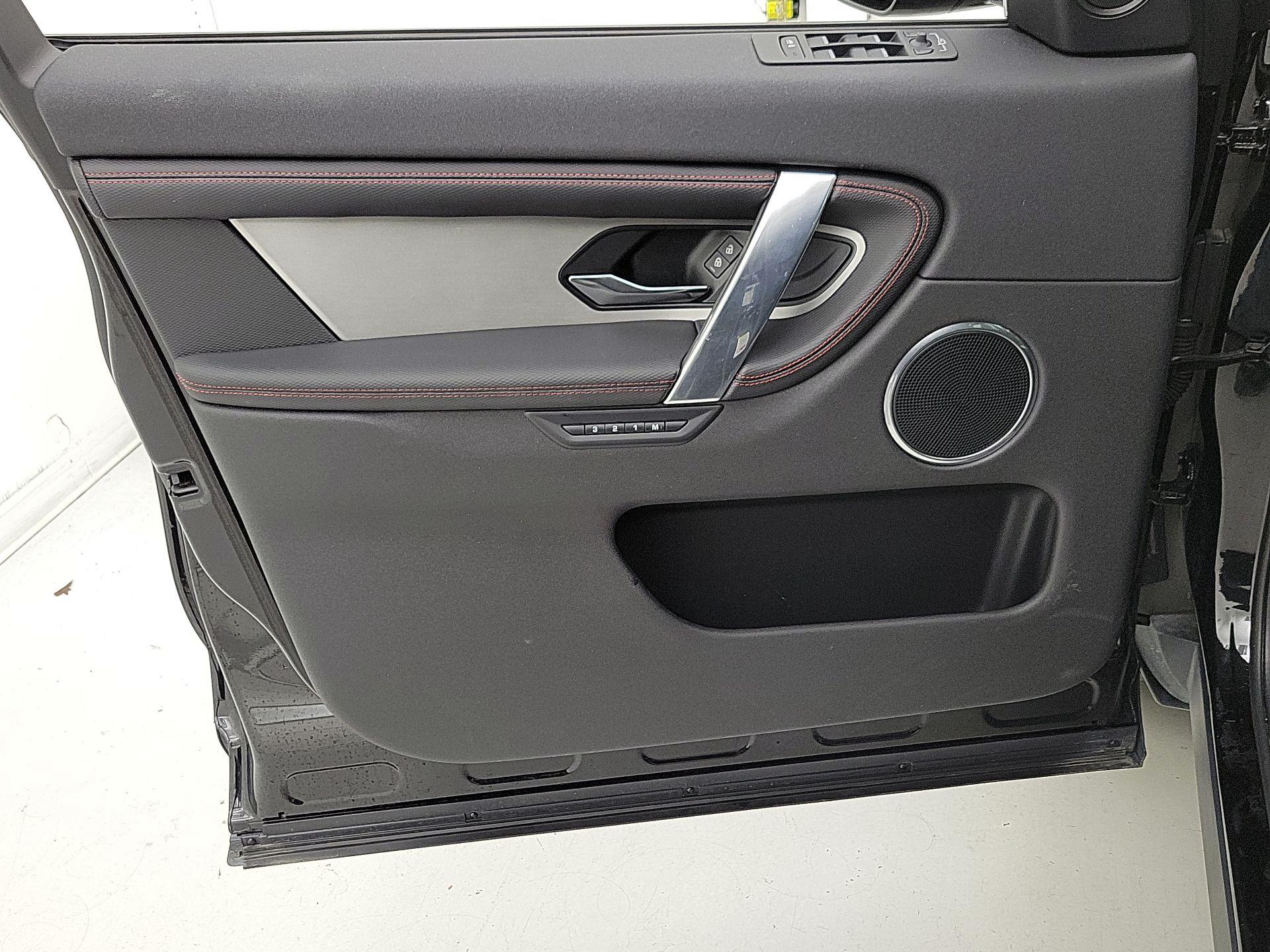 Thumbnail: 2021 Land Rover Discovery Sport - 12