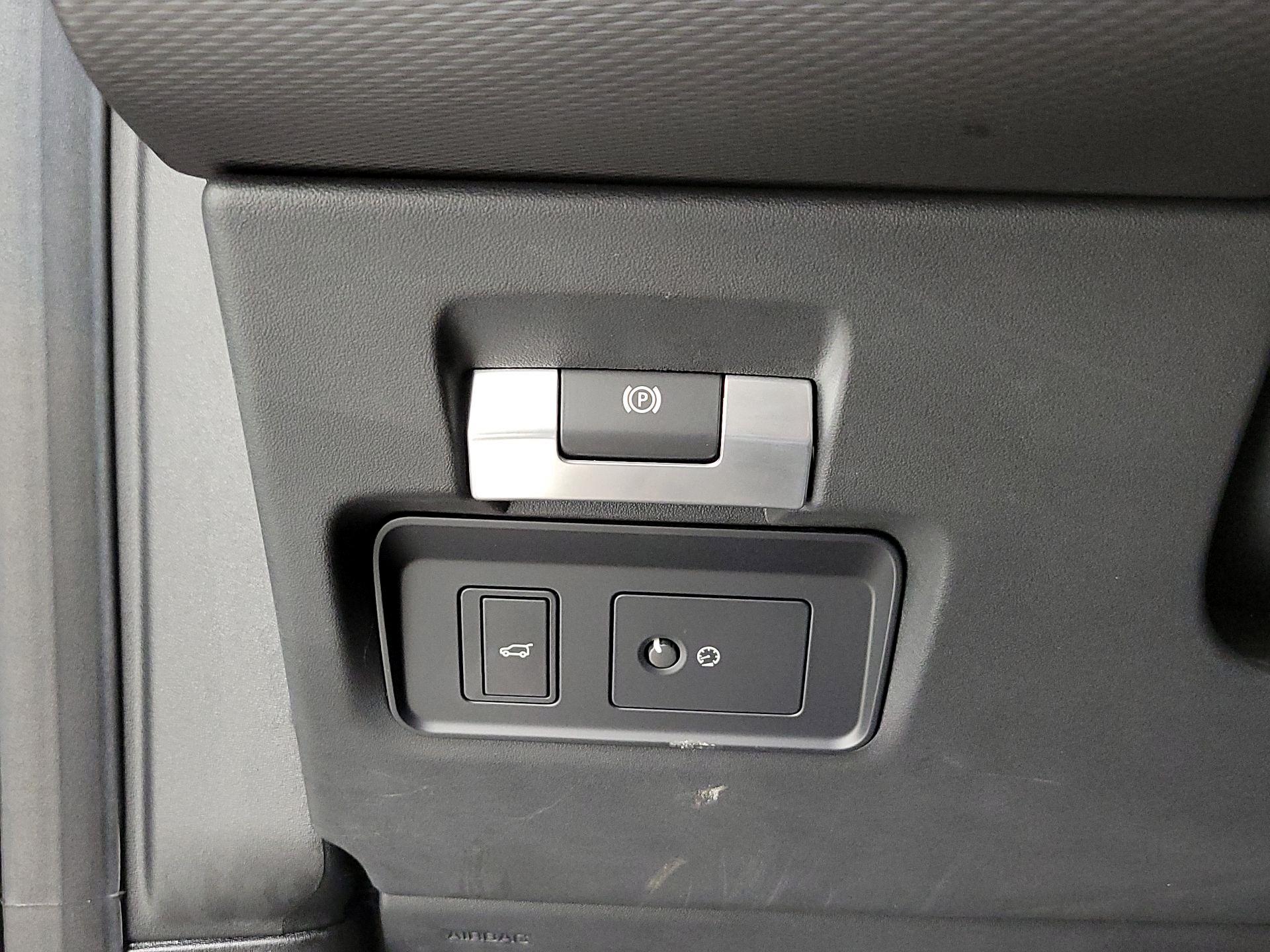 Thumbnail: 2021 Land Rover Discovery Sport - 13