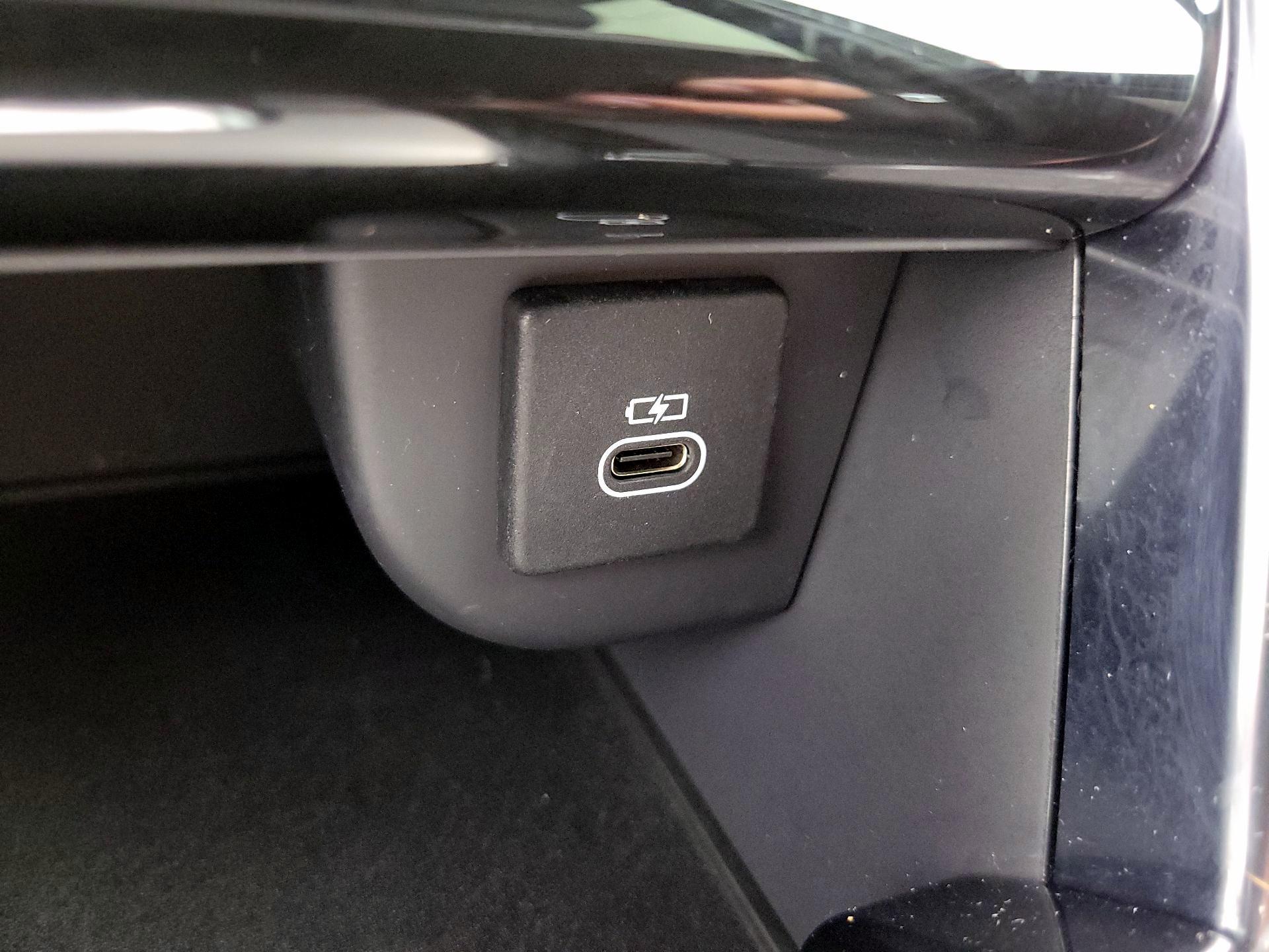 Thumbnail: 2021 Land Rover Discovery Sport - 19