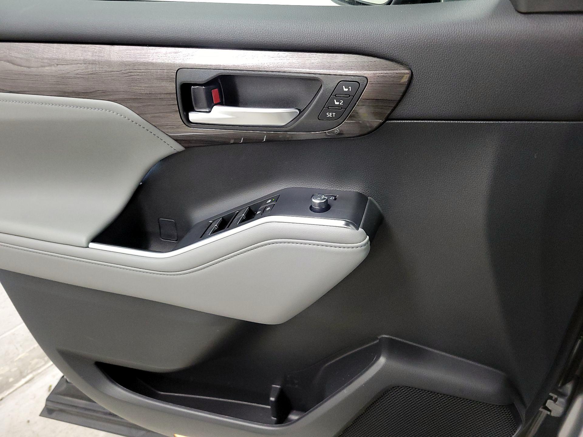 Thumbnail: 2023 Toyota Highlander - 12