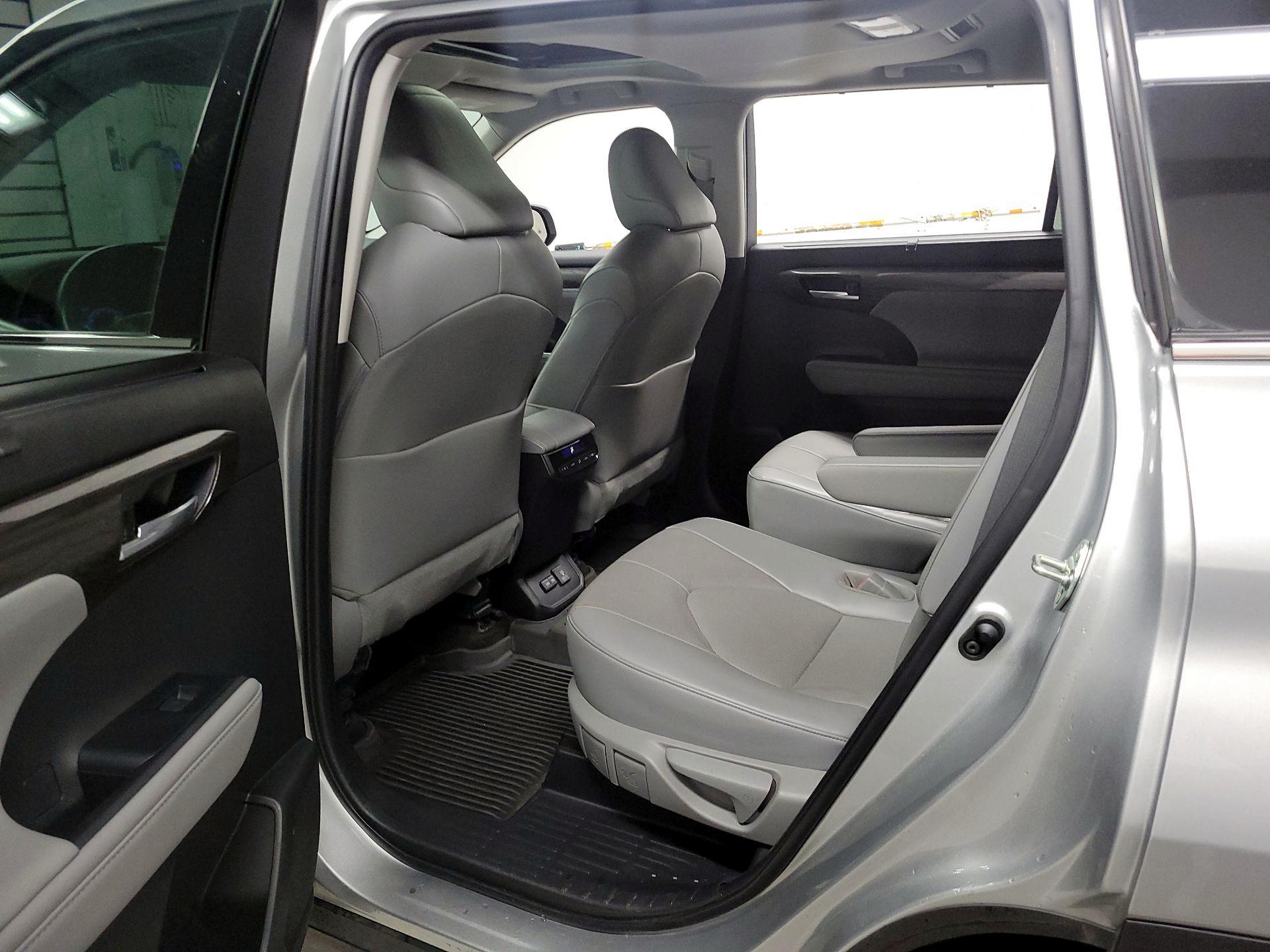 Thumbnail: 2023 Toyota Highlander - 20