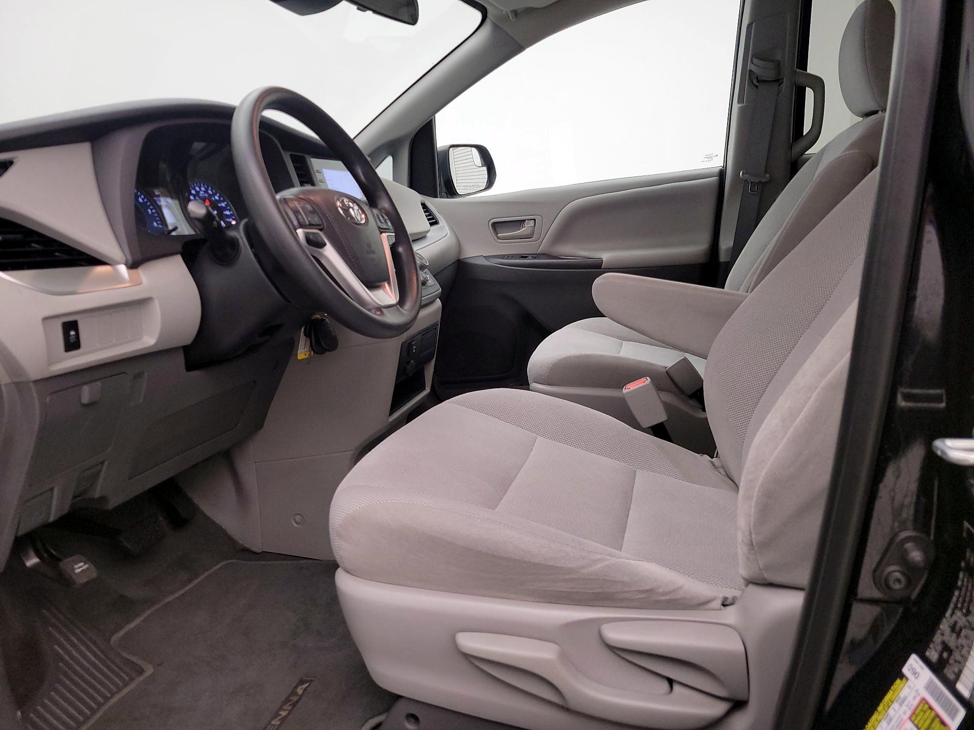 Thumbnail: 2020 Toyota Sienna - 11