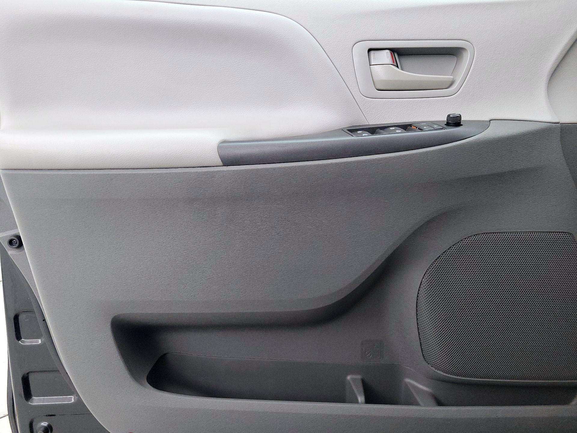 Thumbnail: 2020 Toyota Sienna - 12