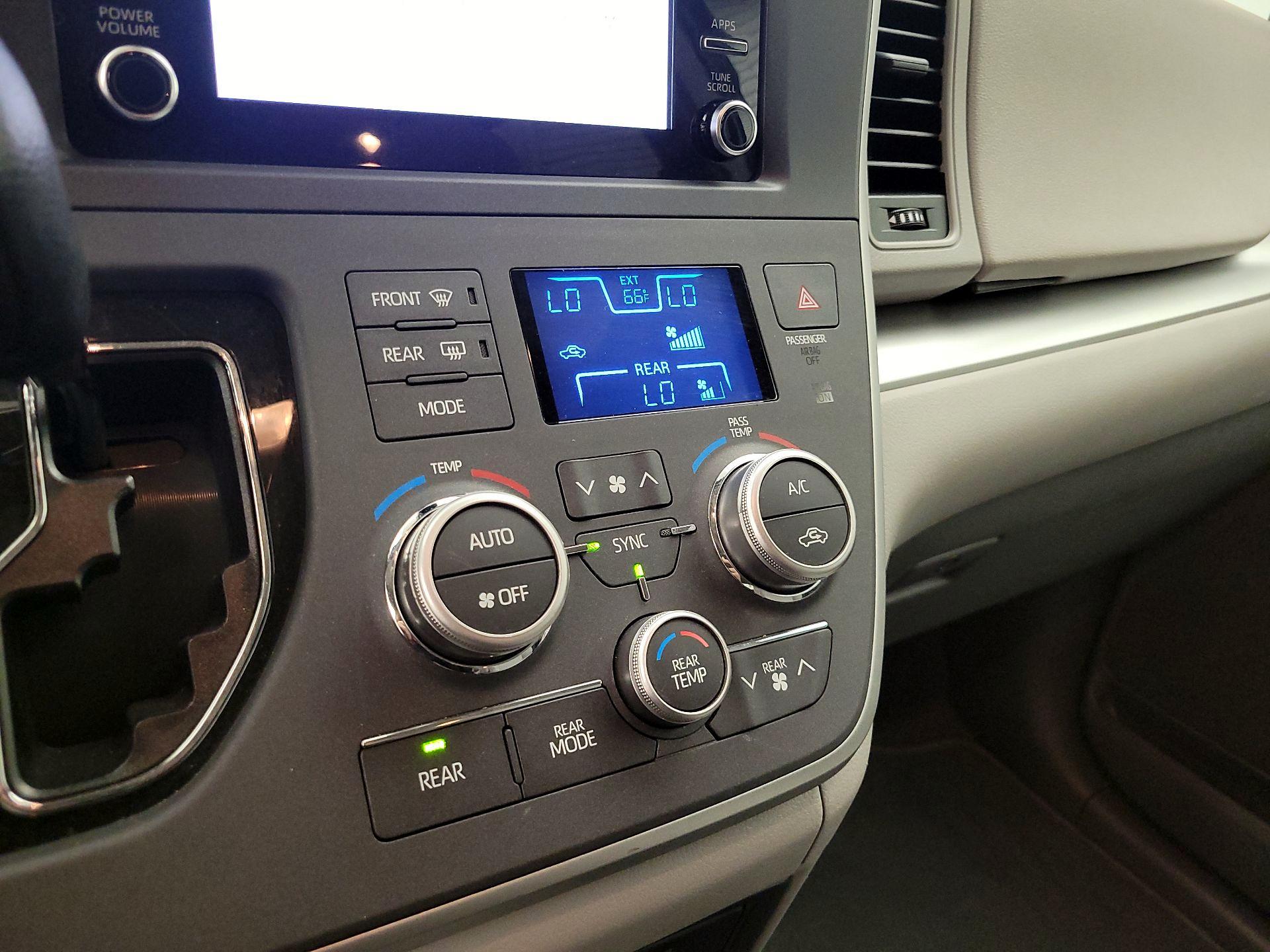 Thumbnail: 2020 Toyota Sienna - 16