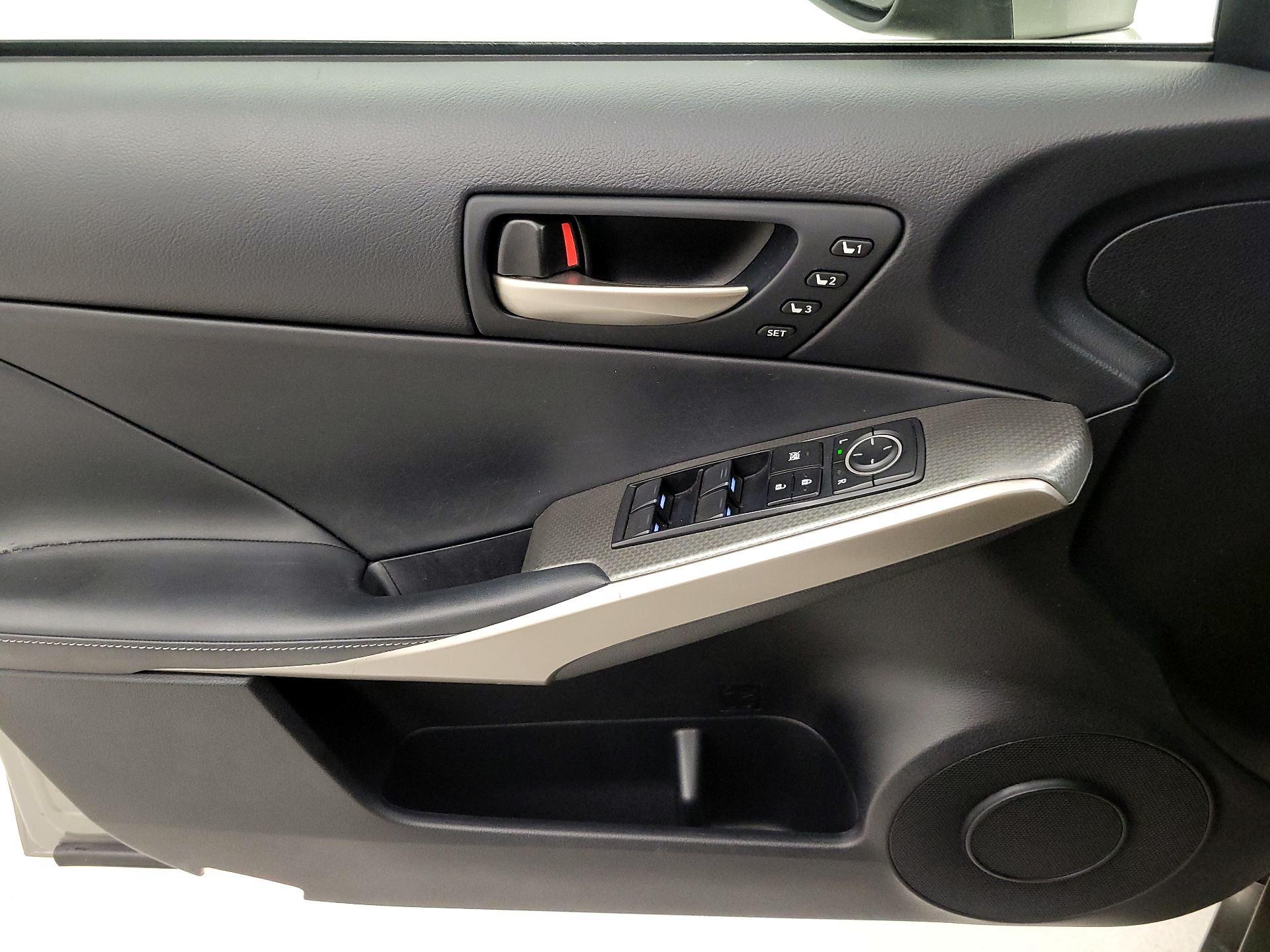 Thumbnail: 2018 Lexus IS - 12