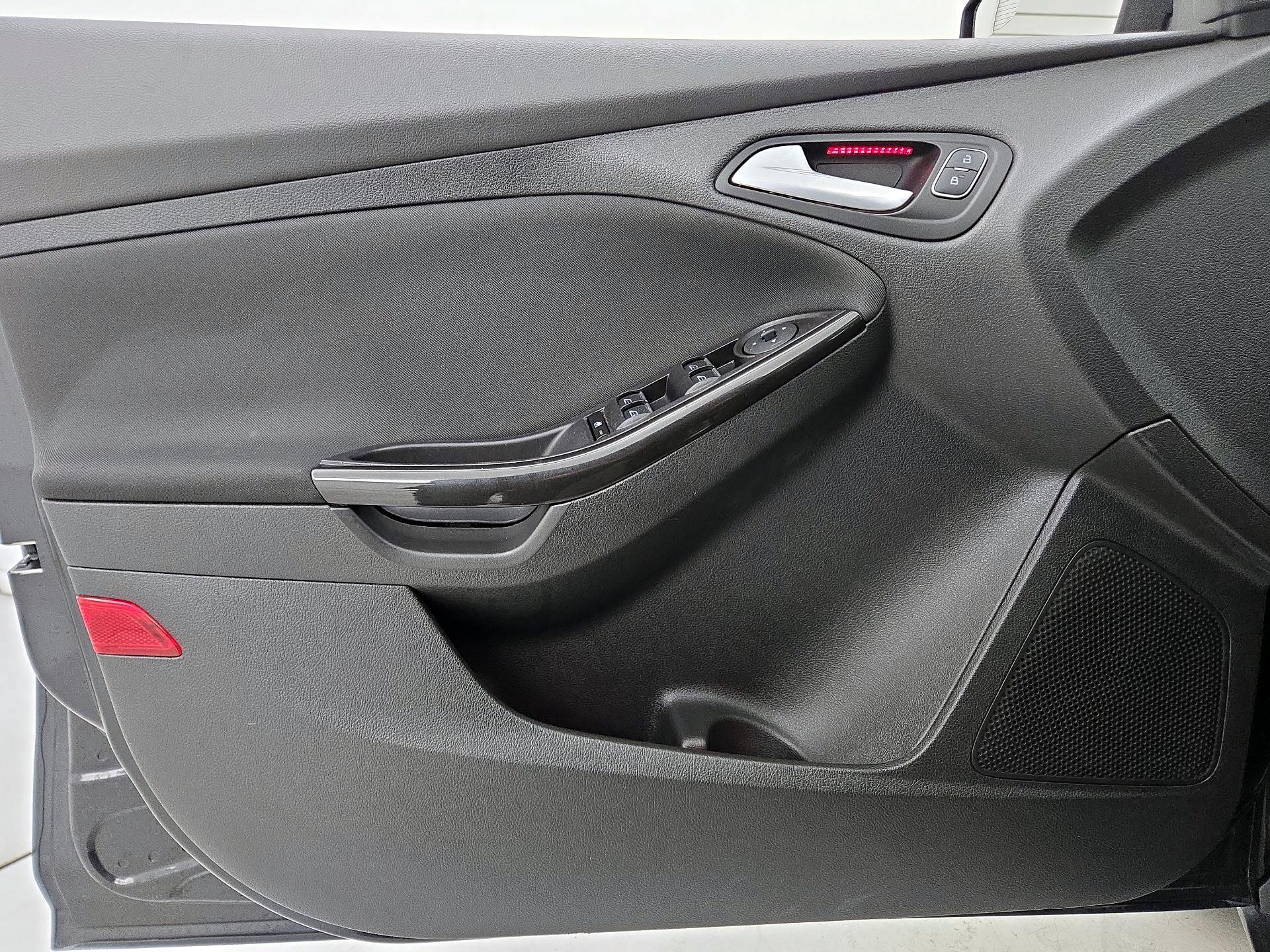 Thumbnail: 2015 Ford Focus - 12