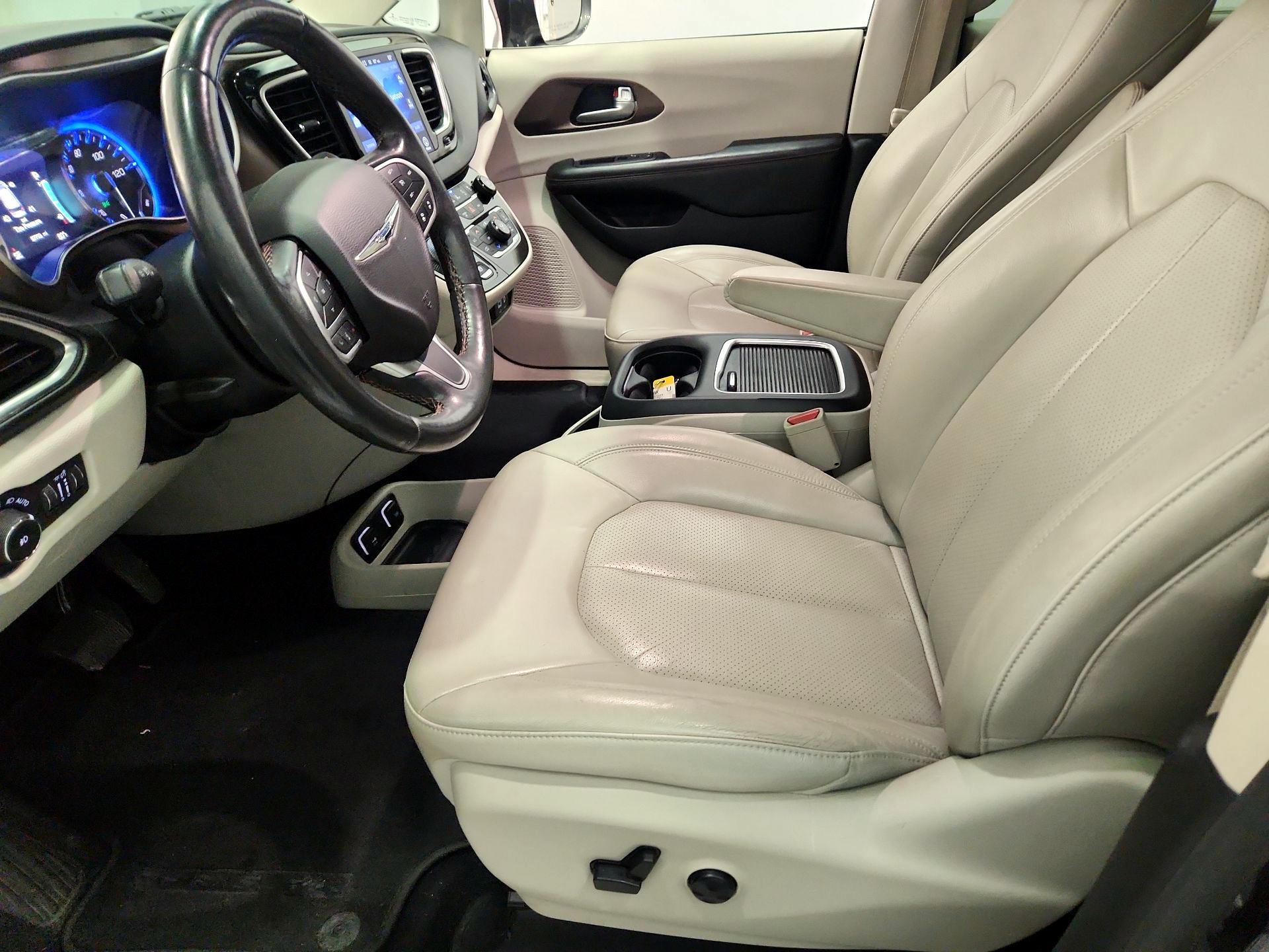 Thumbnail: 2017 Chrysler Pacifica - 11