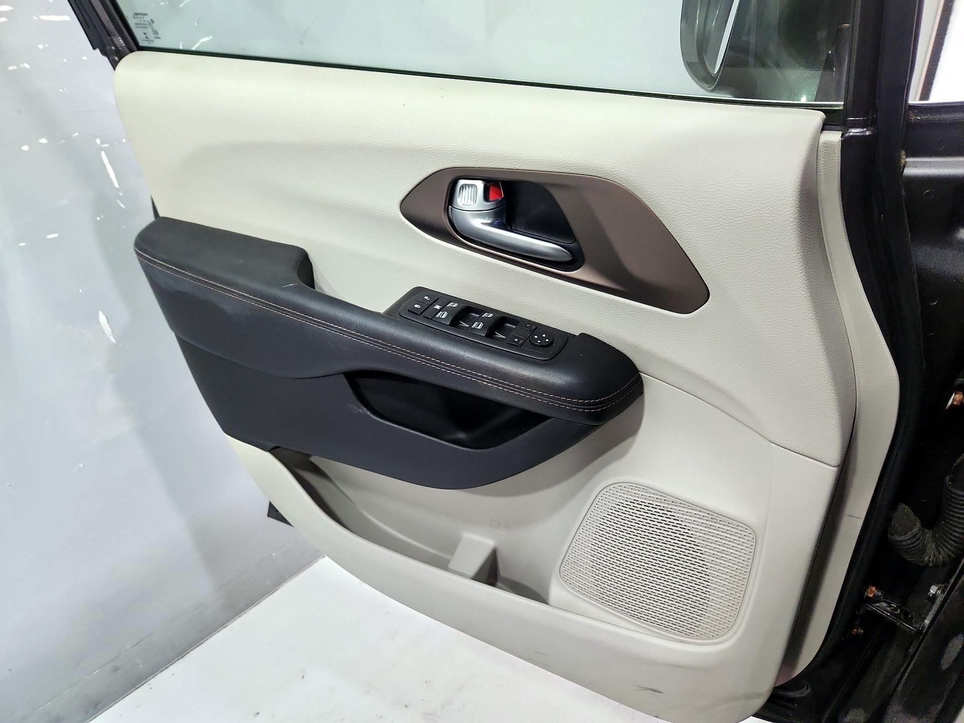 Thumbnail: 2017 Chrysler Pacifica - 12